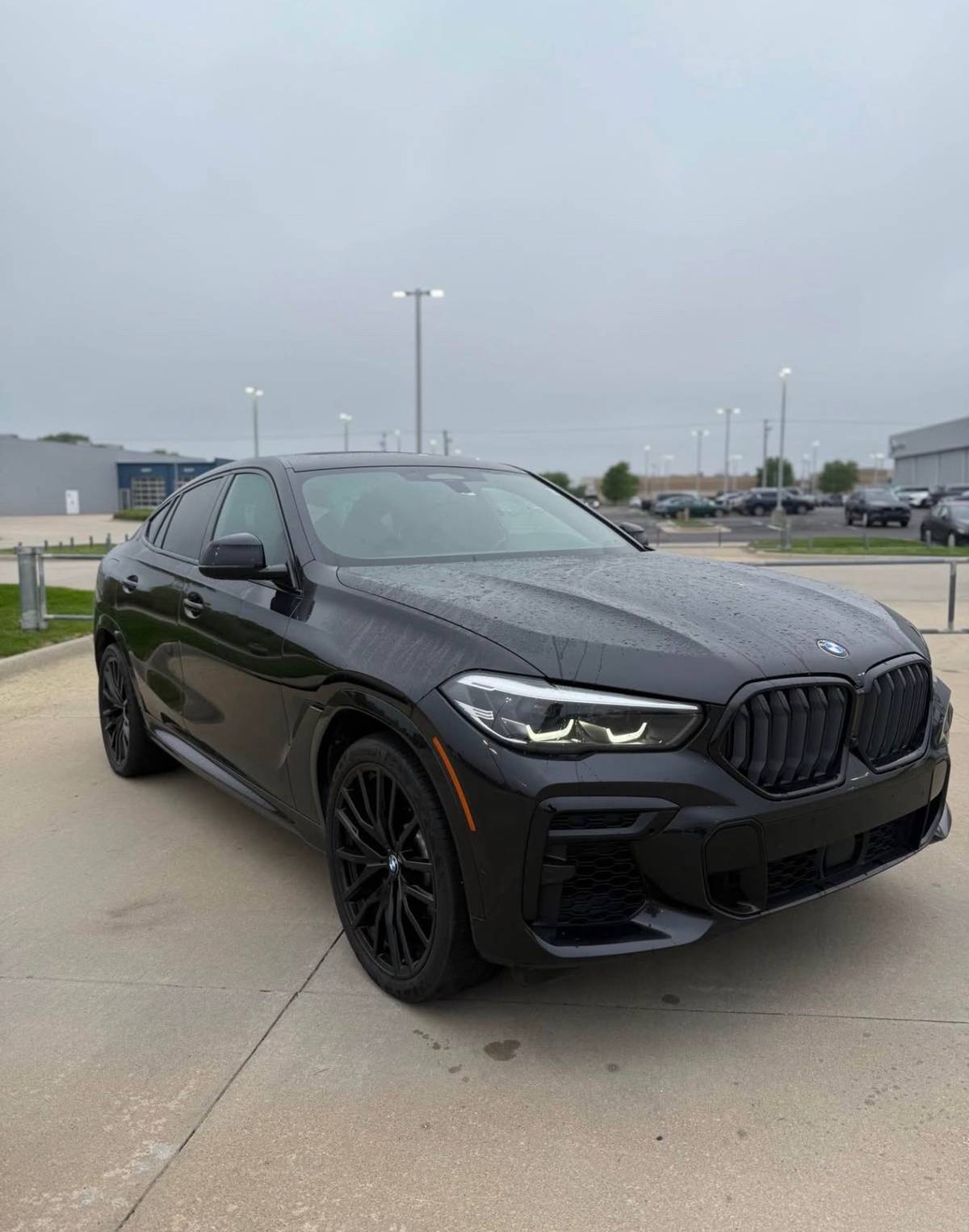 BMW X6 2022 - front-left photo 1