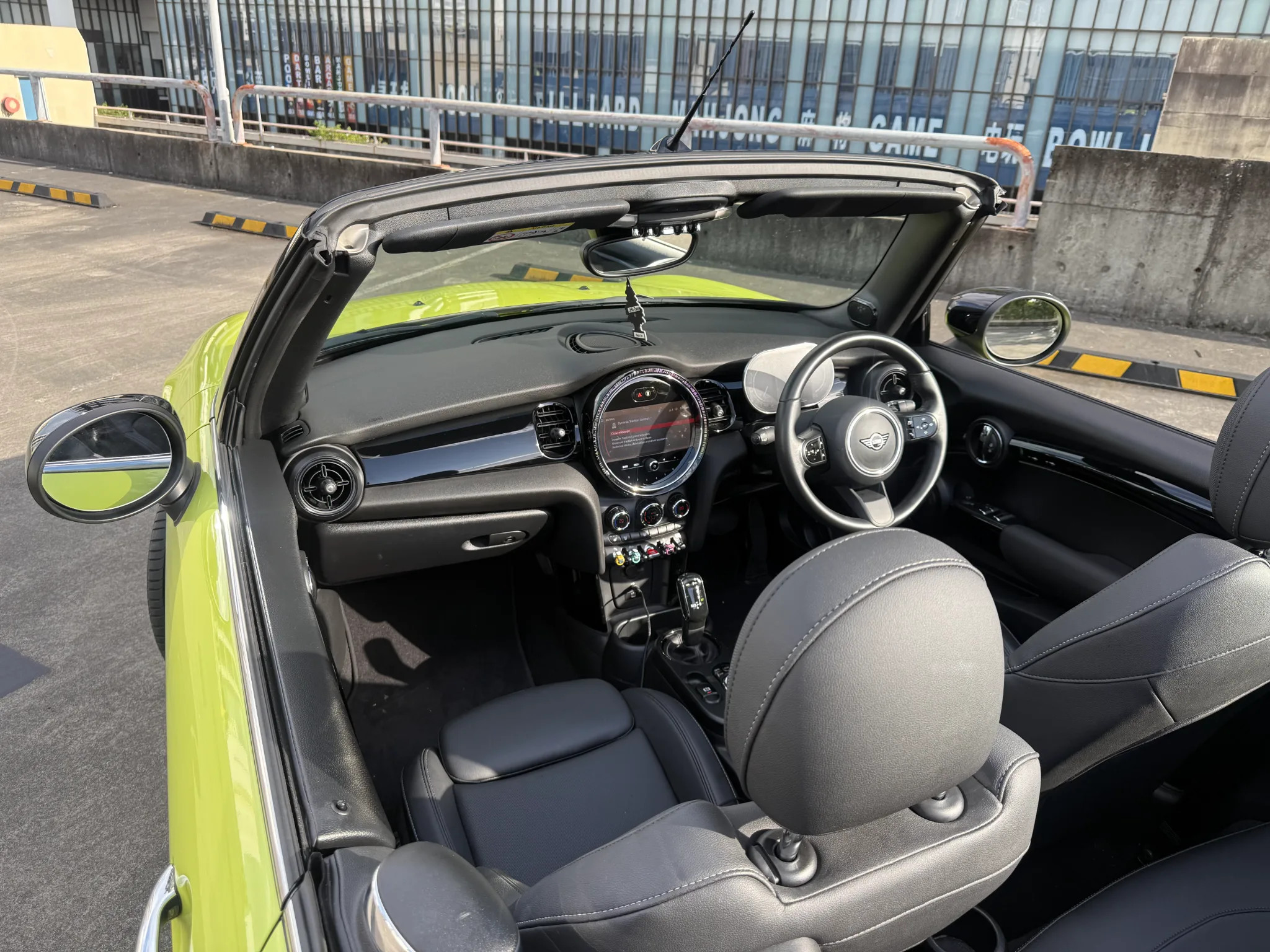 MINI Convertible 2023 - driver-seat photo 5