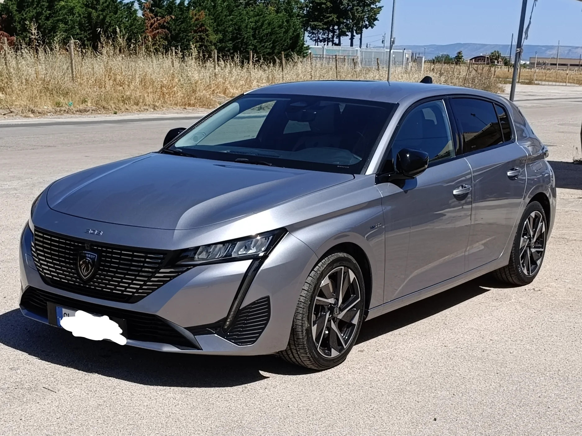Peugeot 308 2022 - front-left photo 1