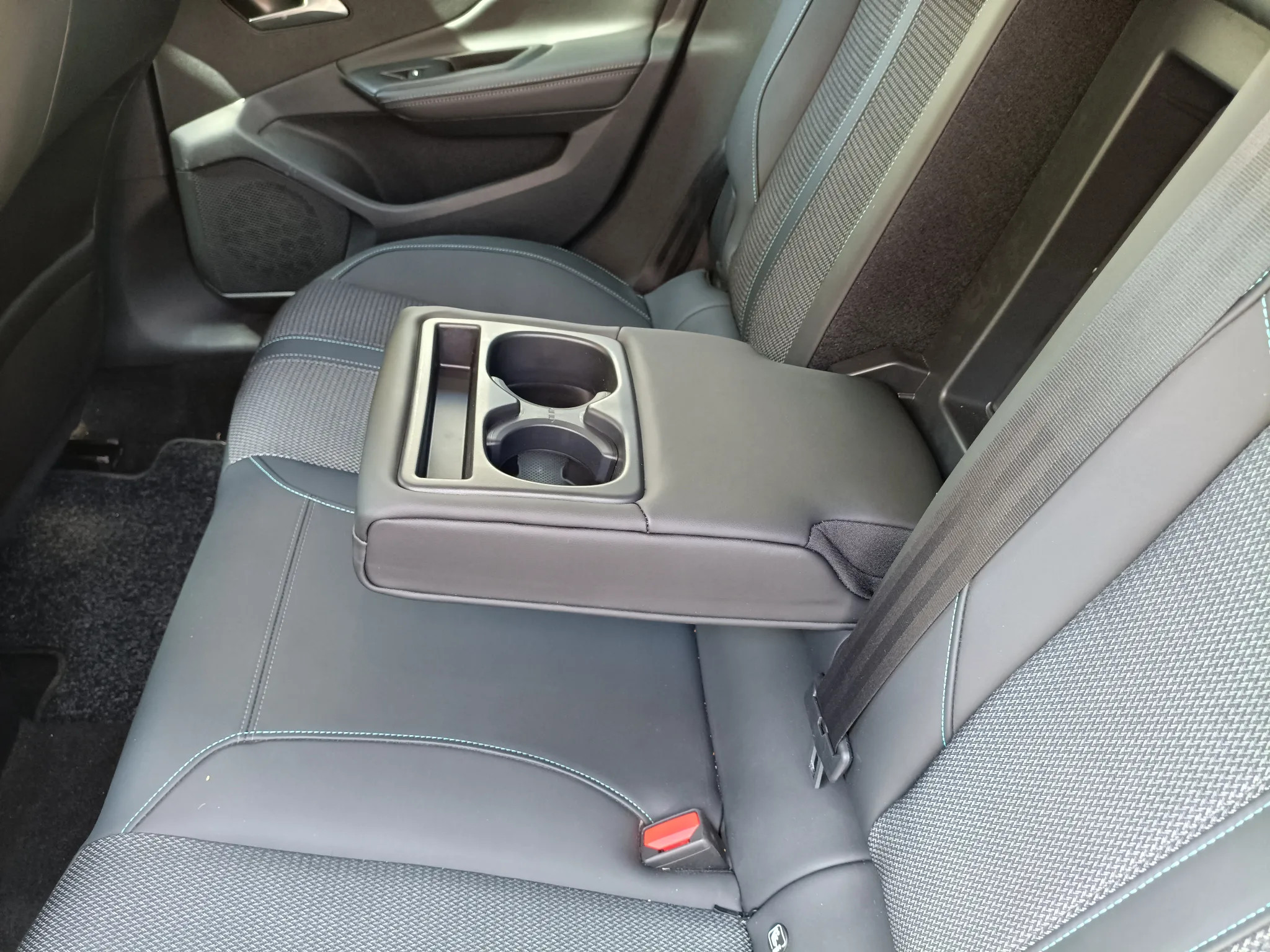 Peugeot 308 2022 - rear-seats photo 5