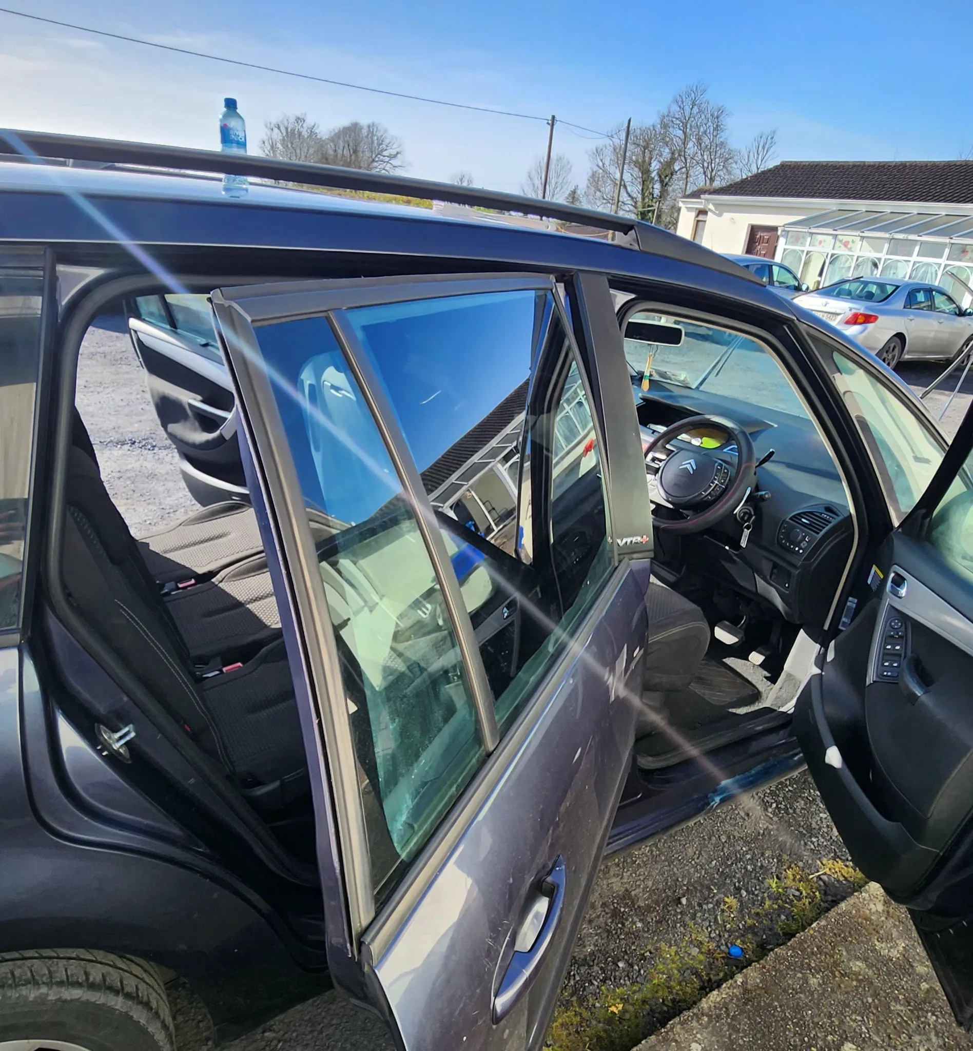 Citroën C4 Picasso 2010 - driver-seat photo 4