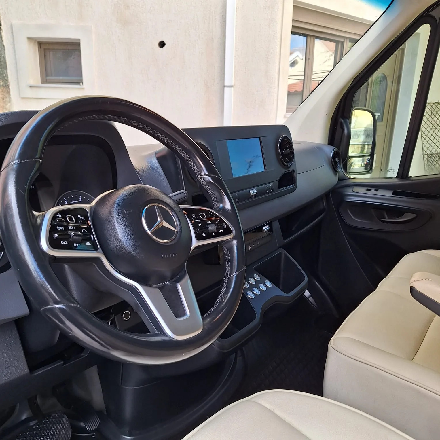 Mercedes-Benz Sprinter 2019 - driver-seat photo 3