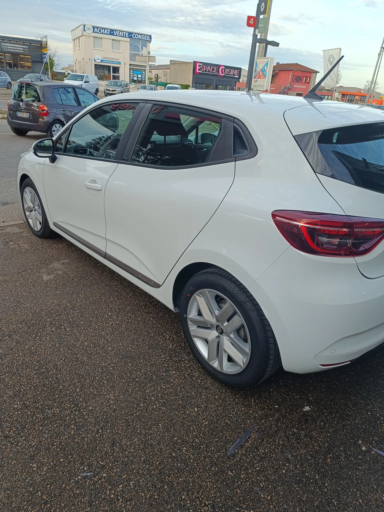 Renault Clio 2020 - rear-left photo 2