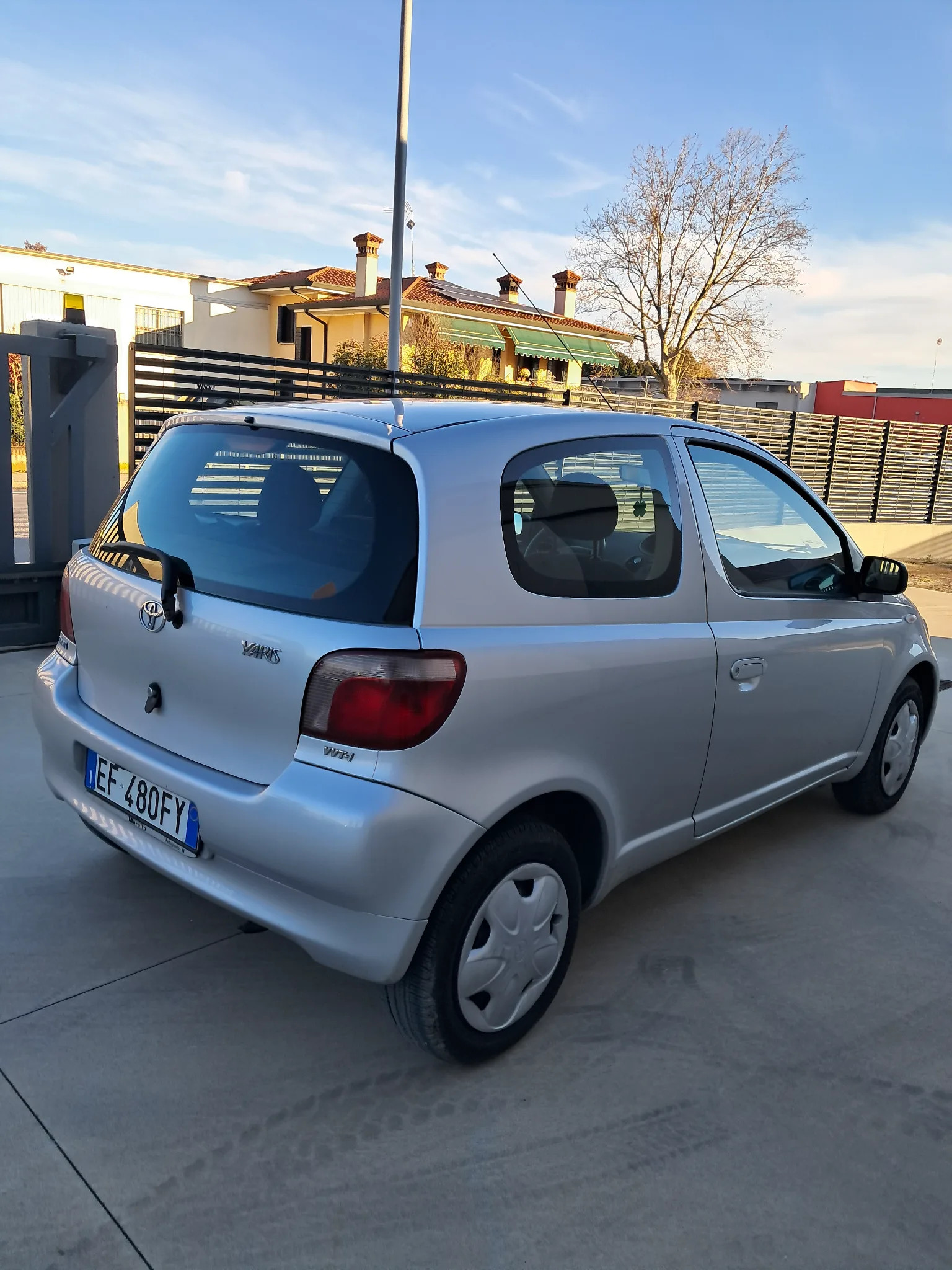 Toyota Yaris 2002 - rear-left photo 3
