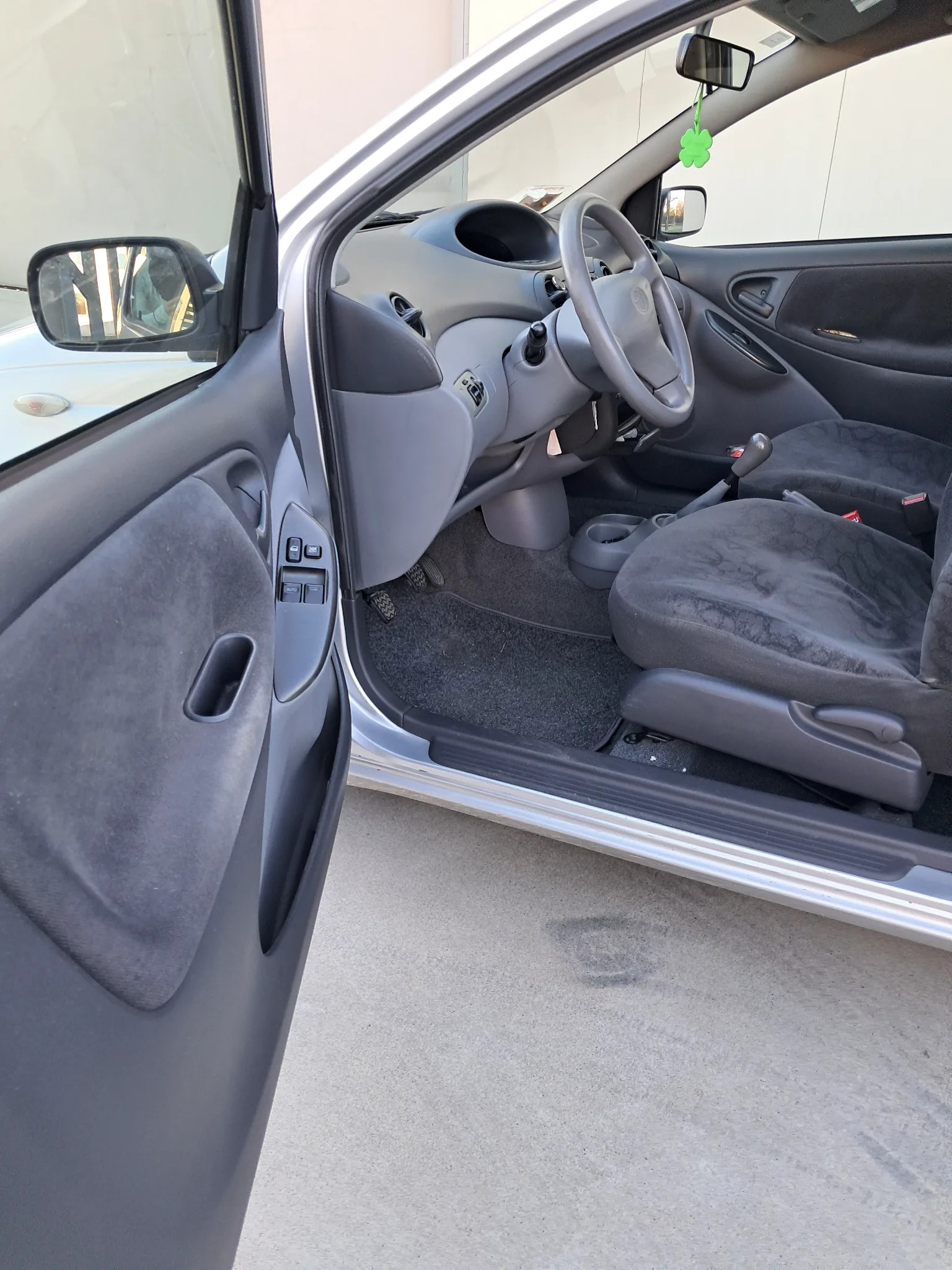 Toyota Yaris 2002 - driver-seat photo 4