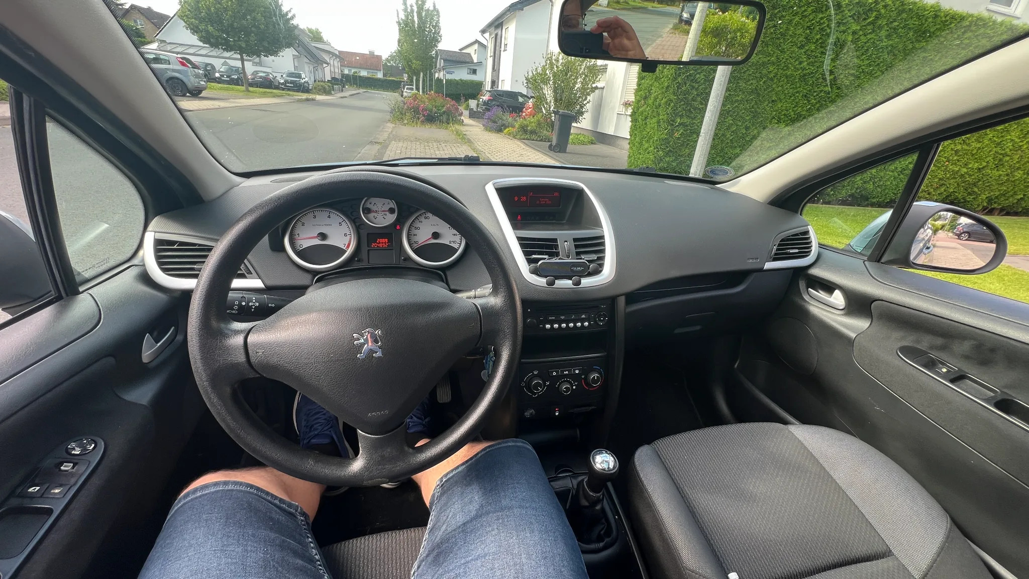 Peugeot 207 2009 - driver-seat photo 5
