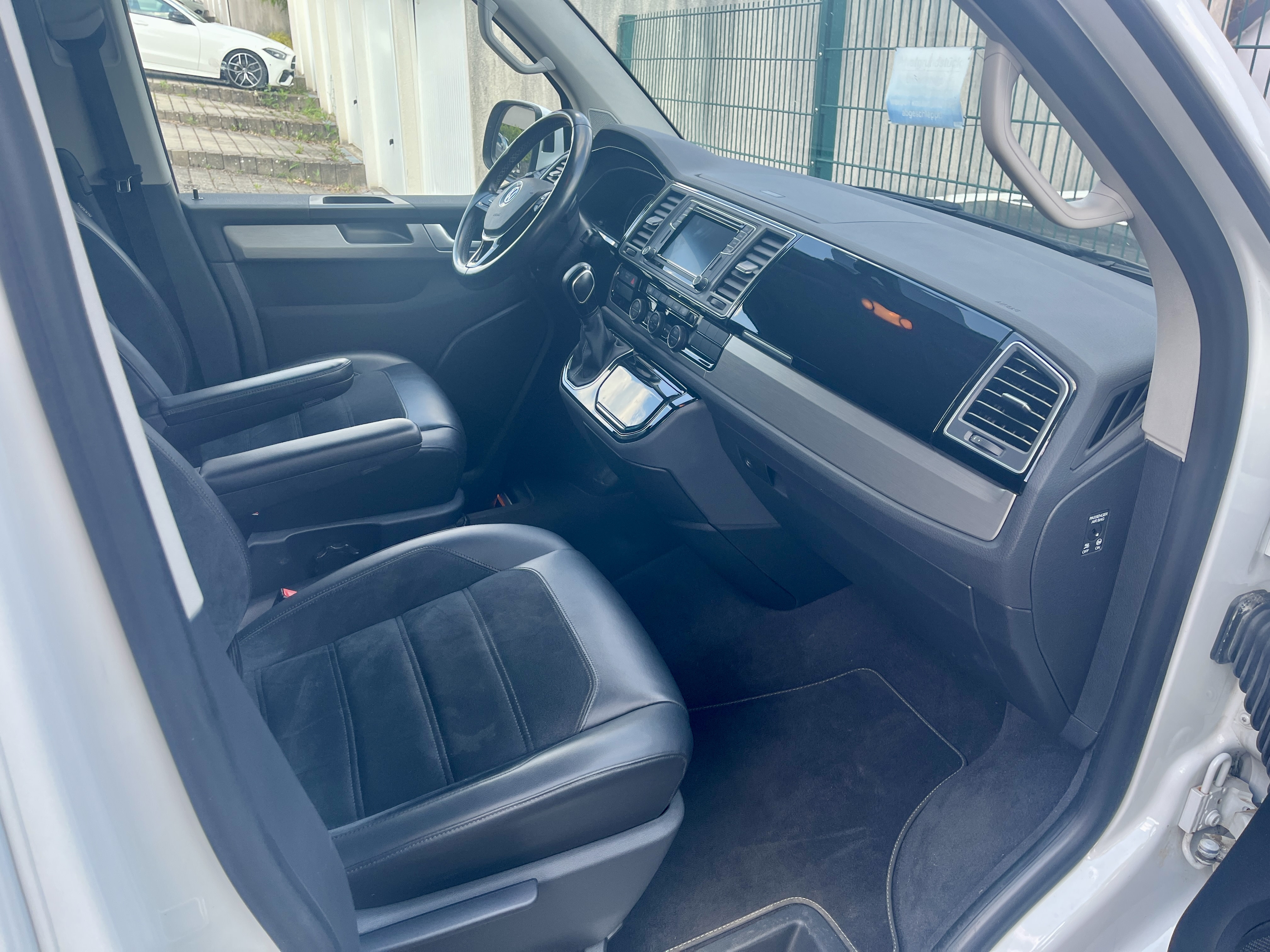 Volkswagen T6 Multivan Generation 6 2019 - front-passenger photo 2