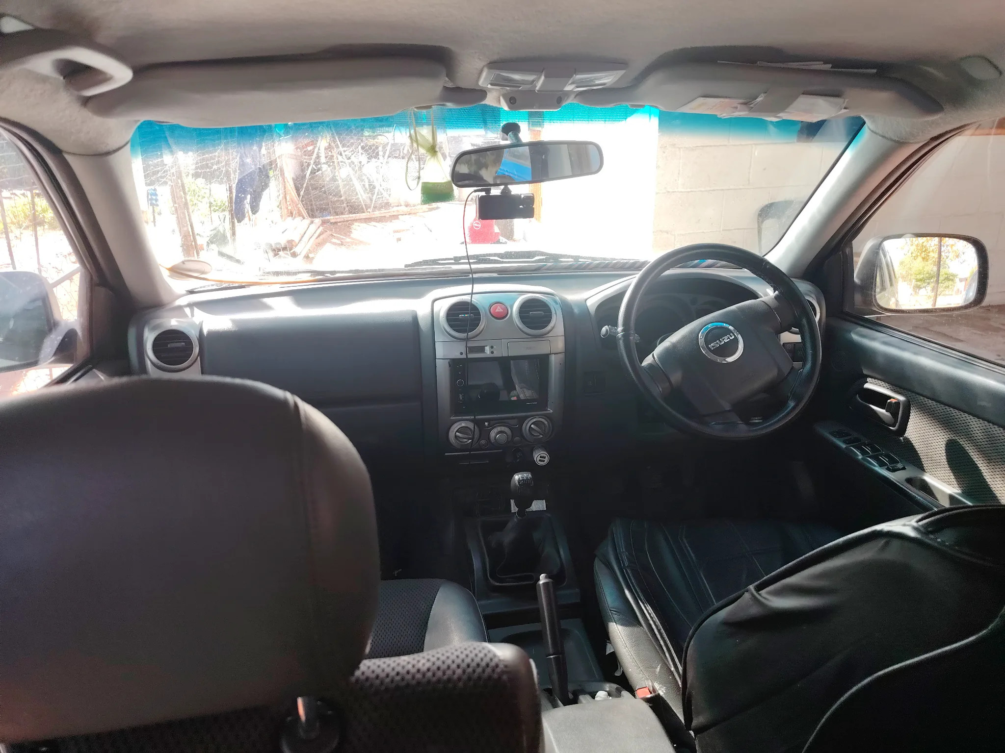 Isuzu D-TEQ 2009 - dashboard photo 4