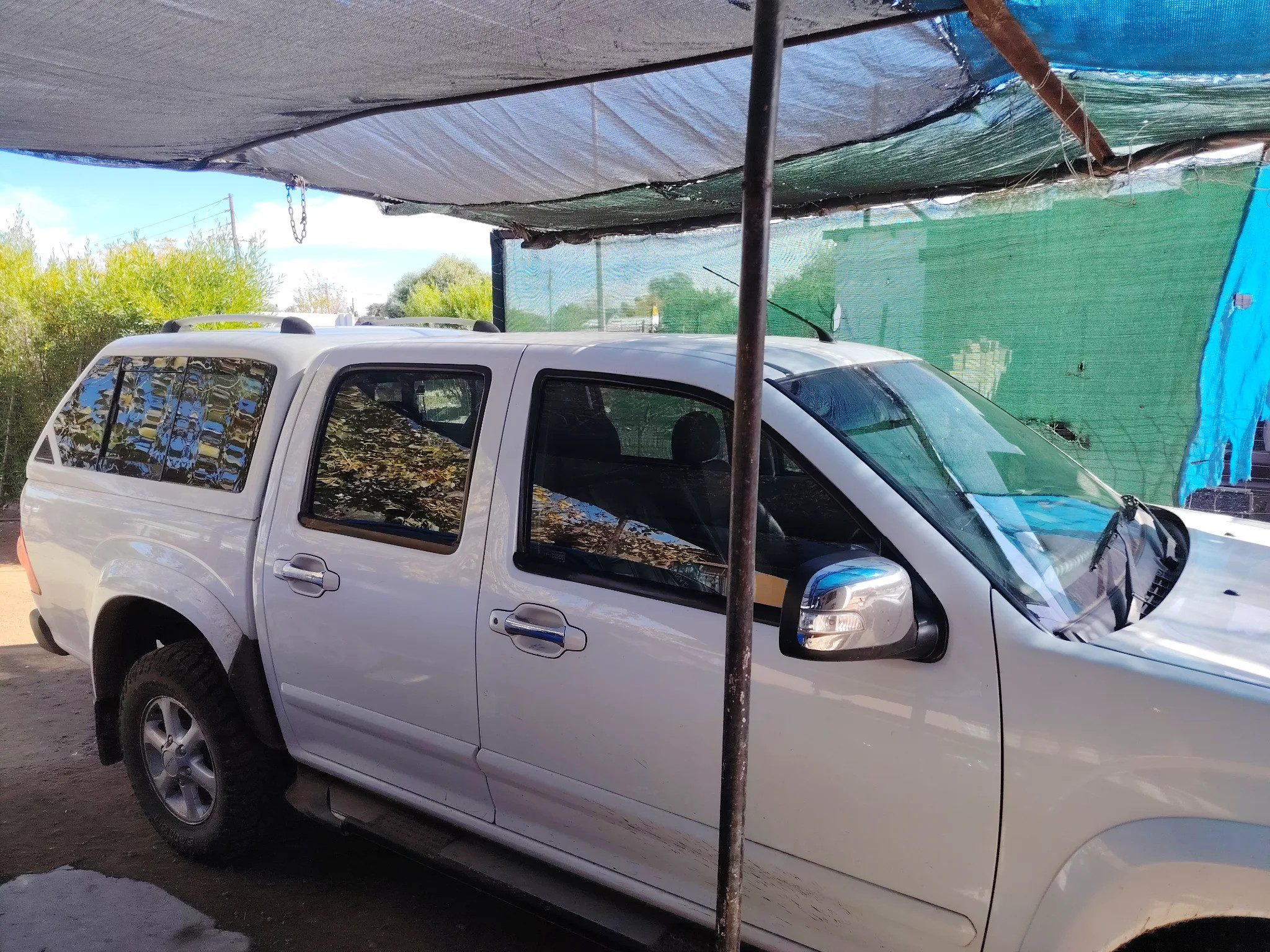 Isuzu D-TEQ 2009 - right-side photo 1