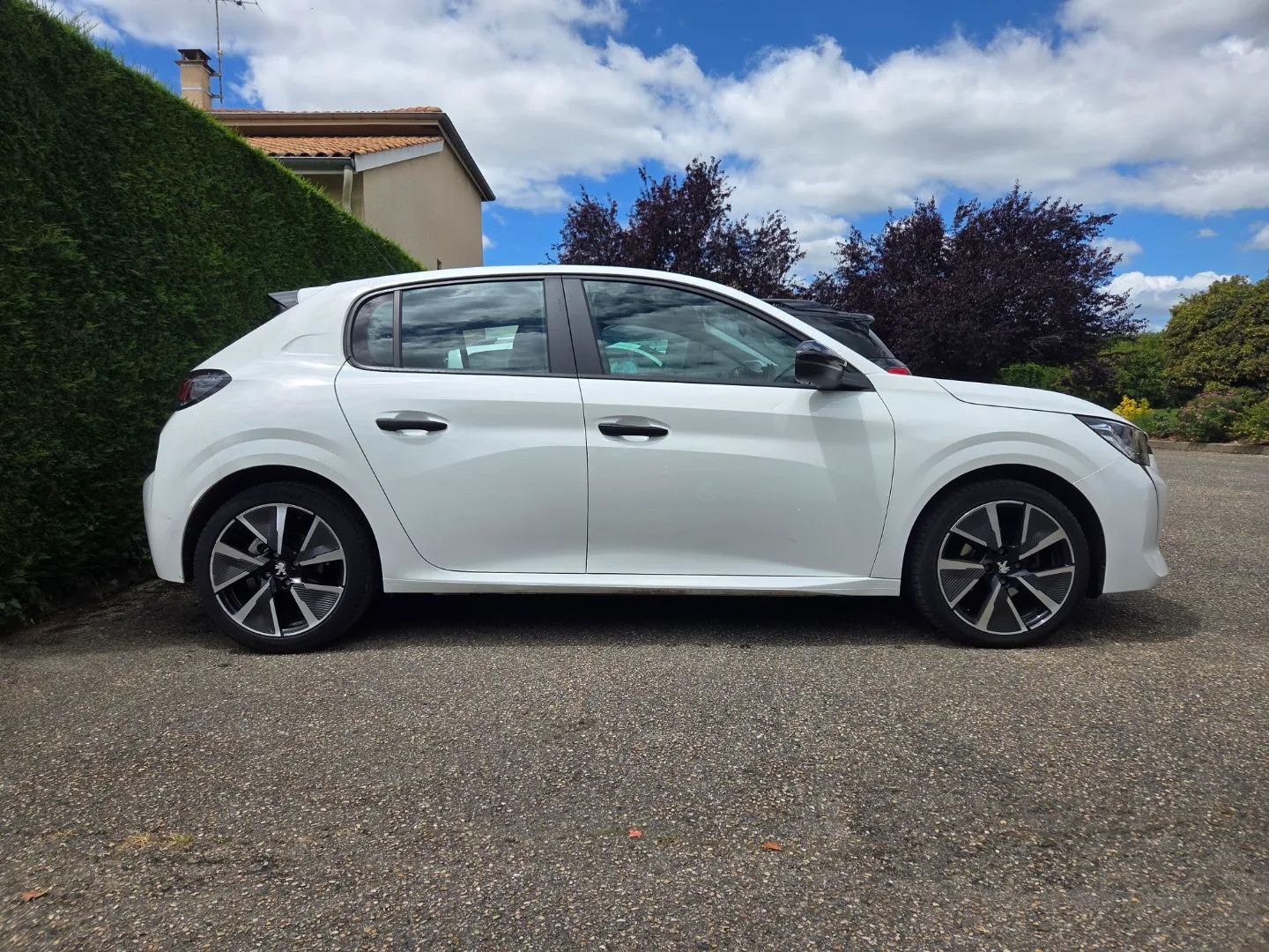 Peugeot 208 2022 - right-side photo 2
