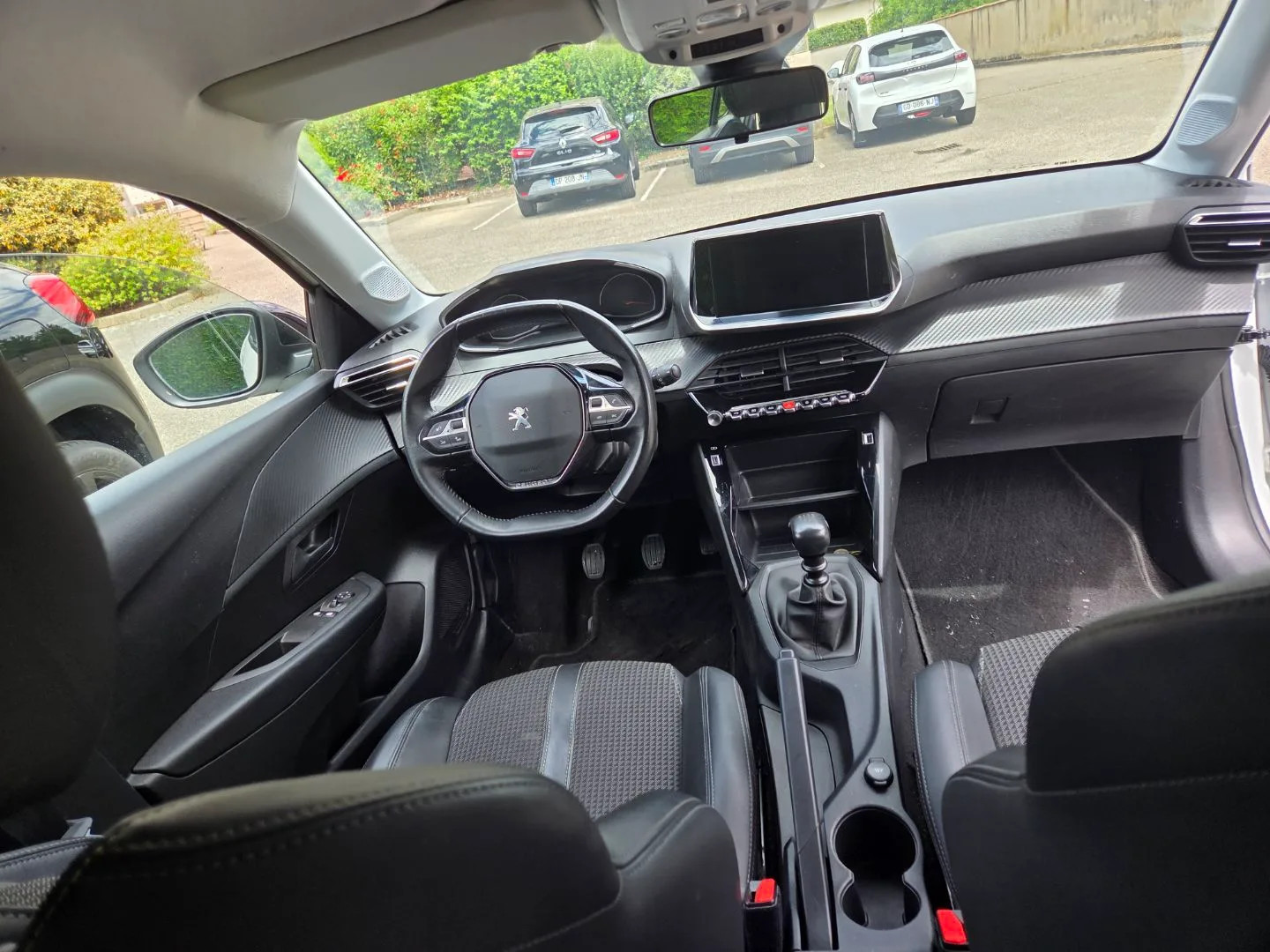 Peugeot 208 2022 - driver-seat photo 3