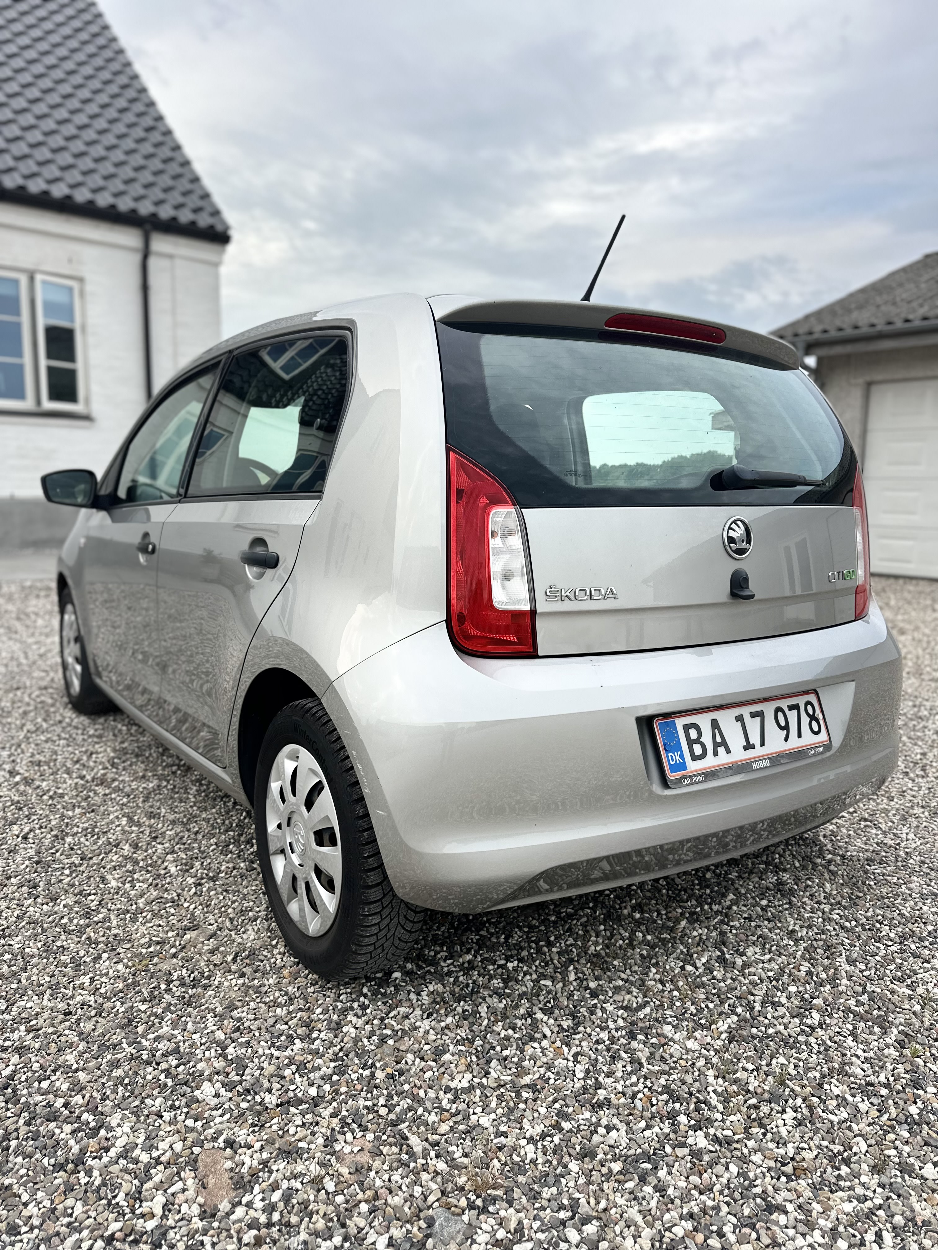 Skoda Citigo 2016 - rear-right photo 3