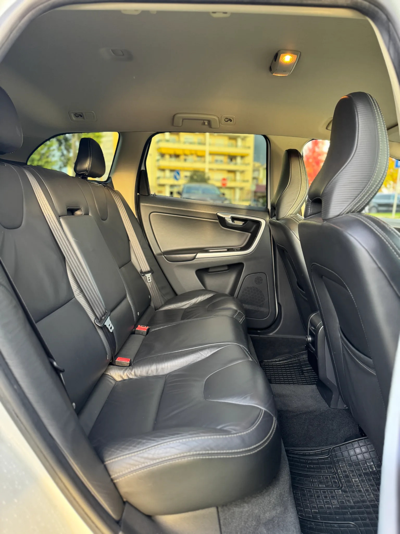 Volvo XC60 2011 - rear-seats photo 5