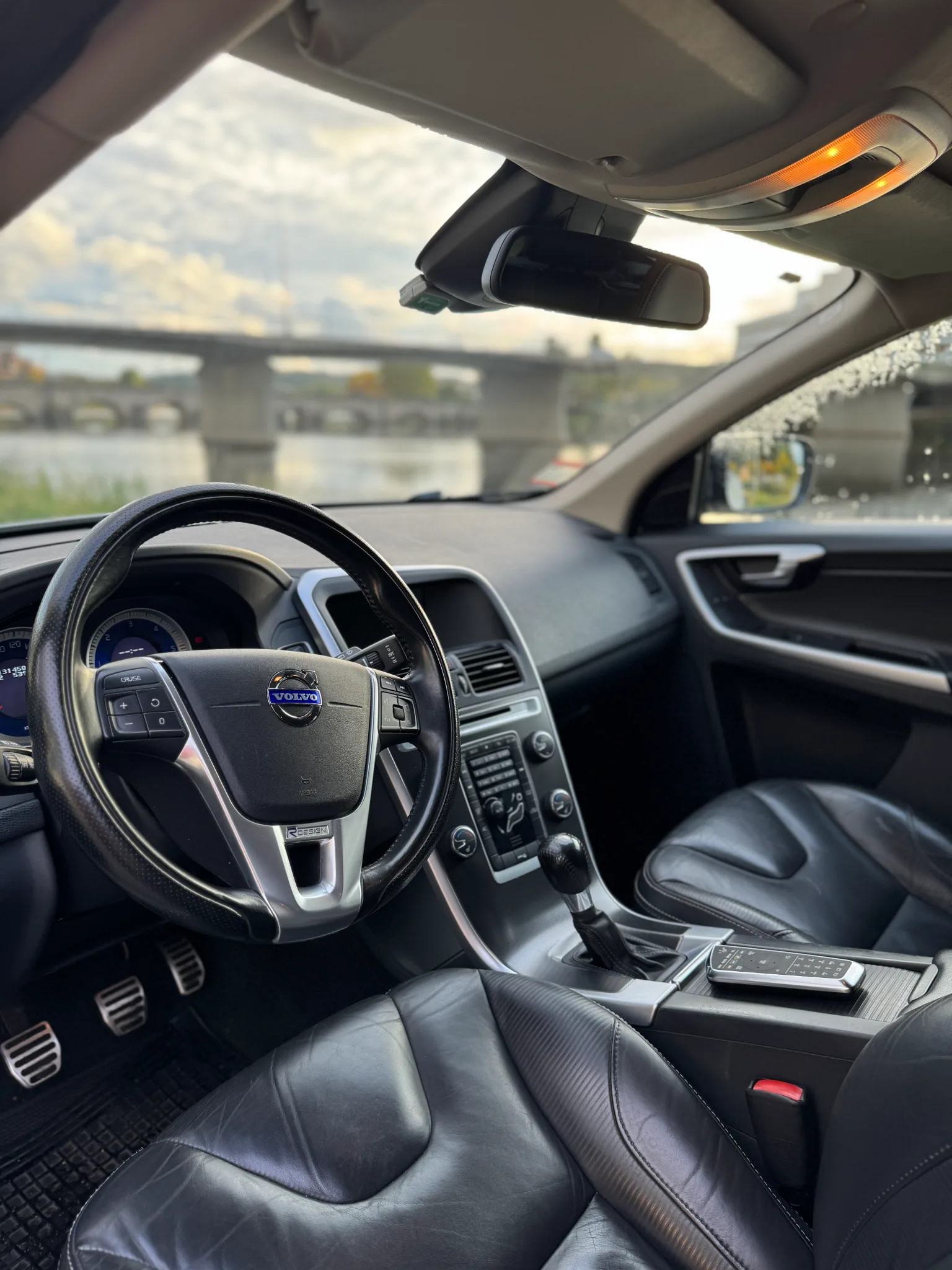 Volvo XC60 2011 - driver-seat photo 2