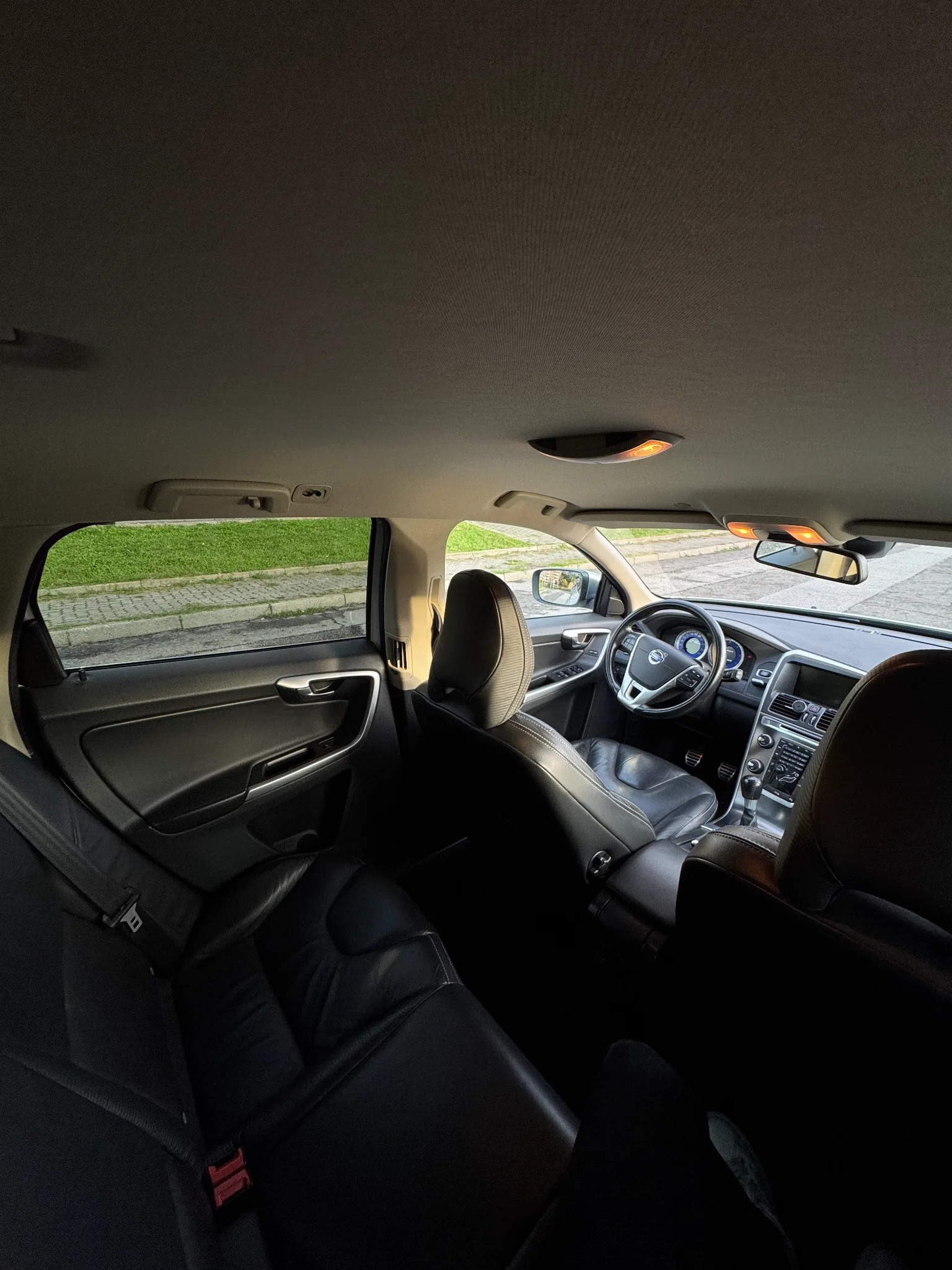 Volvo XC60 2011 - rear-seats photo 4