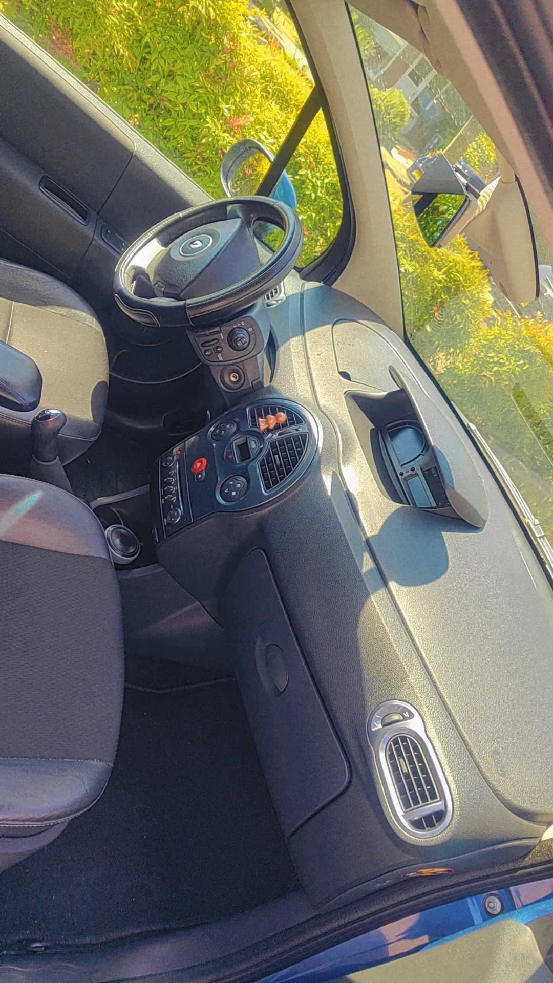 Renault Modus 2011 - driver-seat photo 3