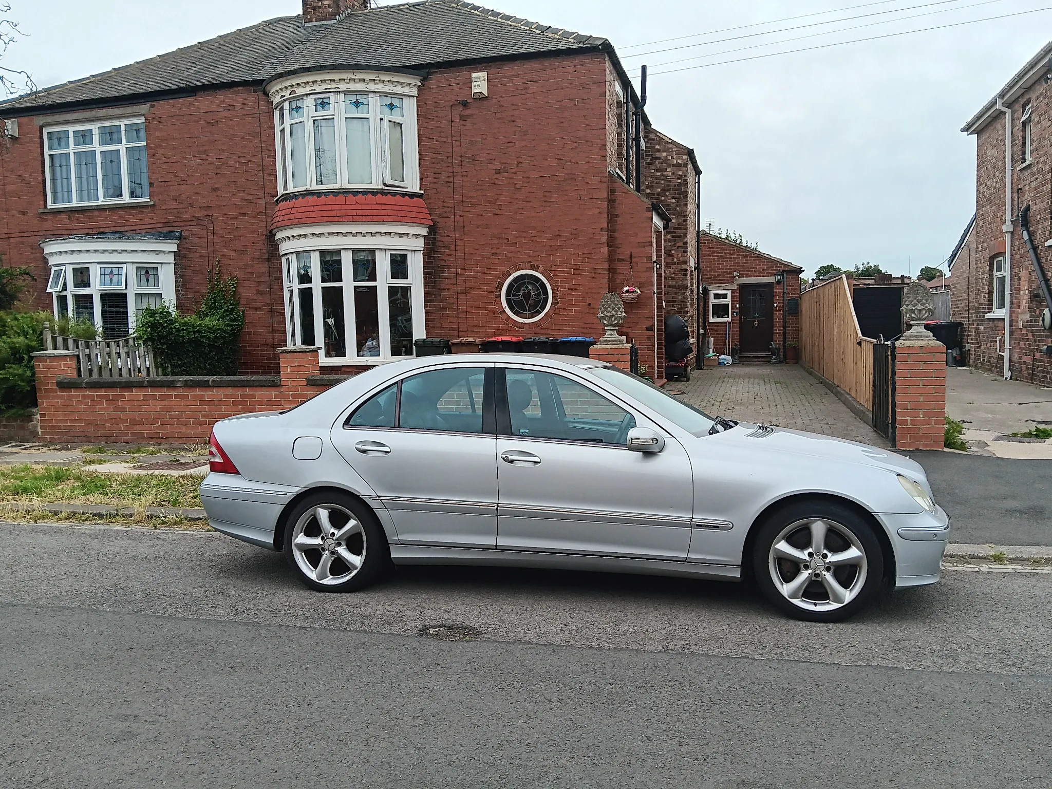 MERCEDES C 2006 - right-side photo 2