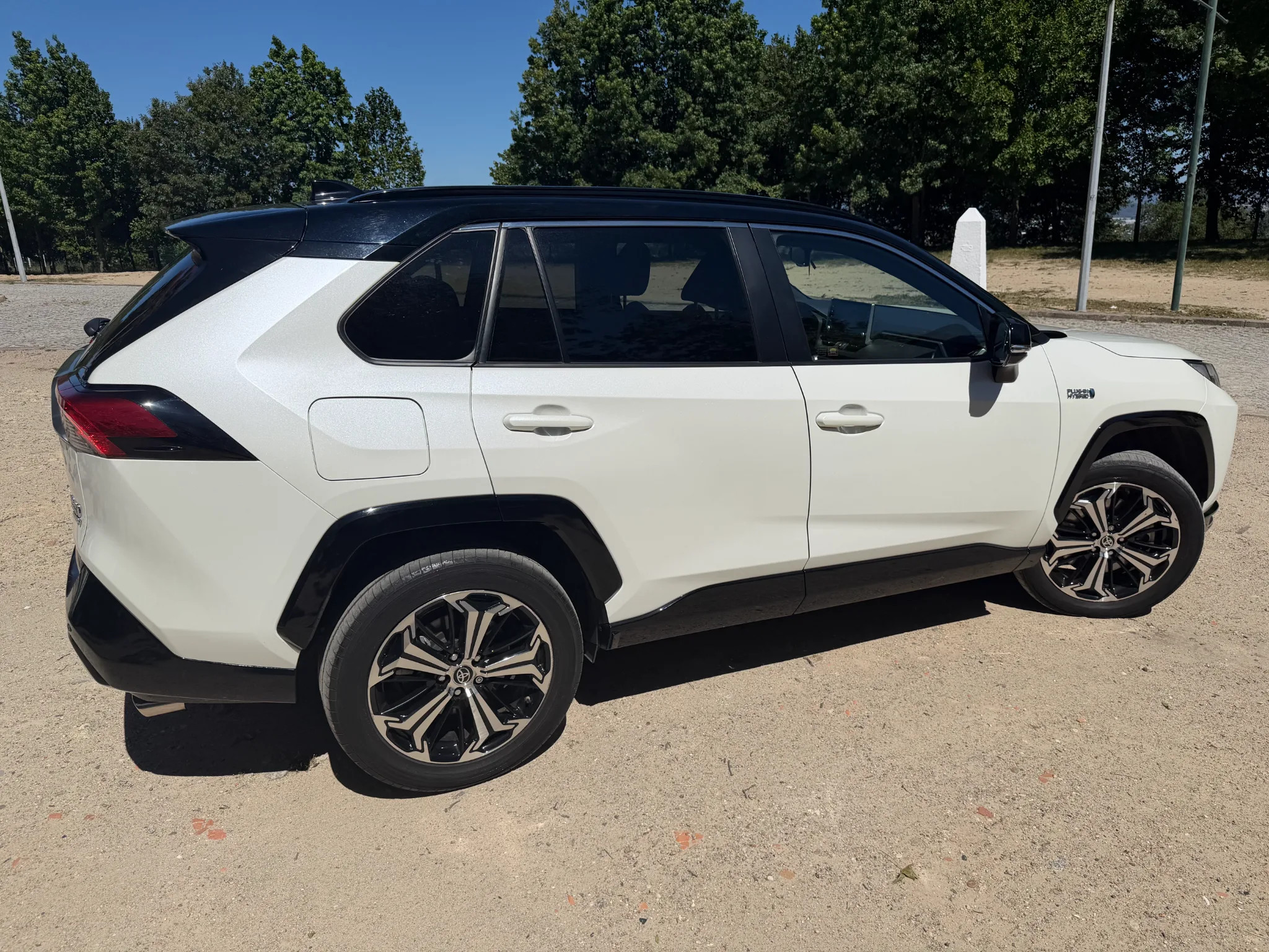 Toyota RAV4 2022 - right-side photo 4