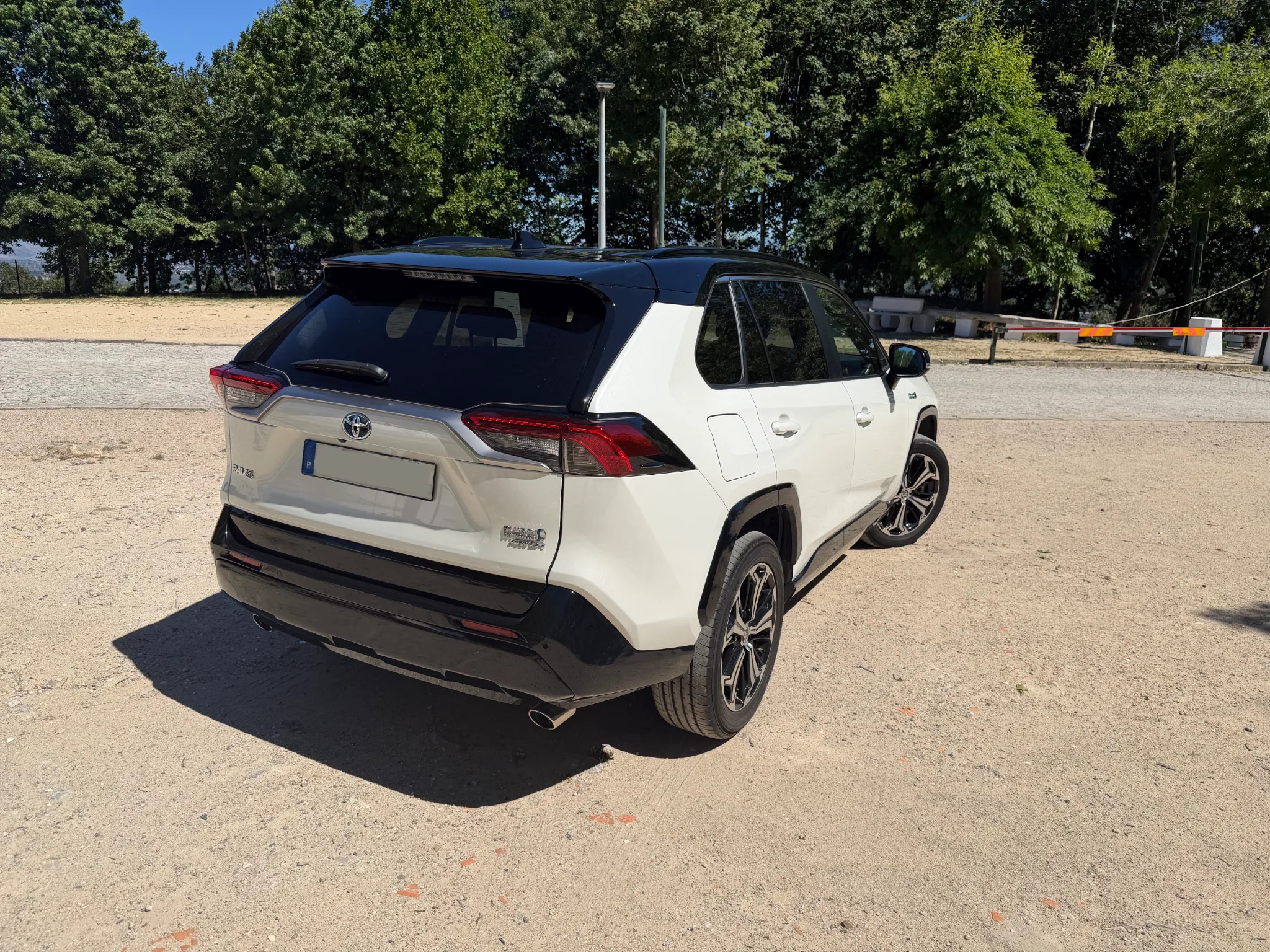 Toyota RAV4 2022 - rear-right photo 5
