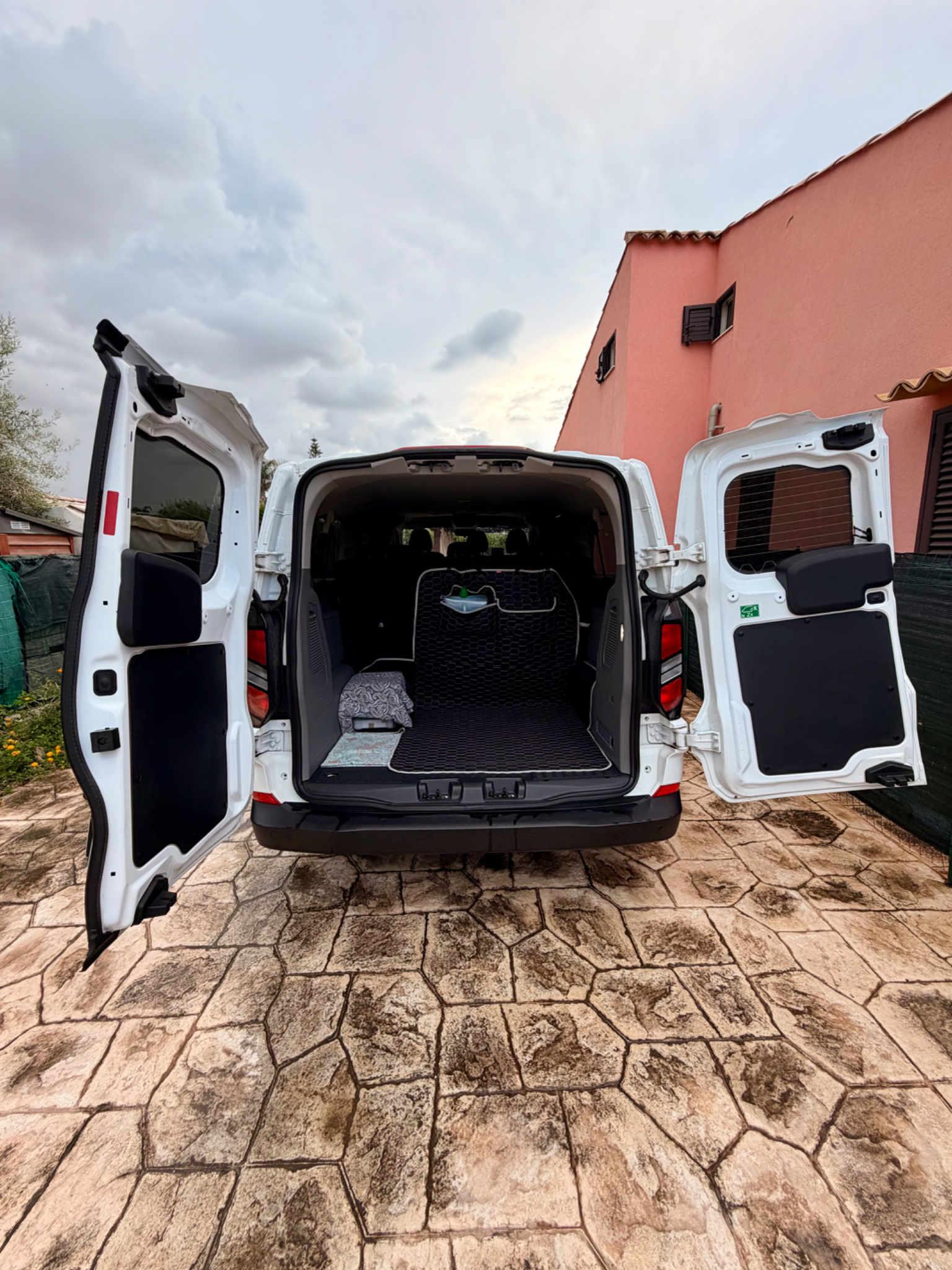 Ford Transit Custom 2025 - rear photo 3