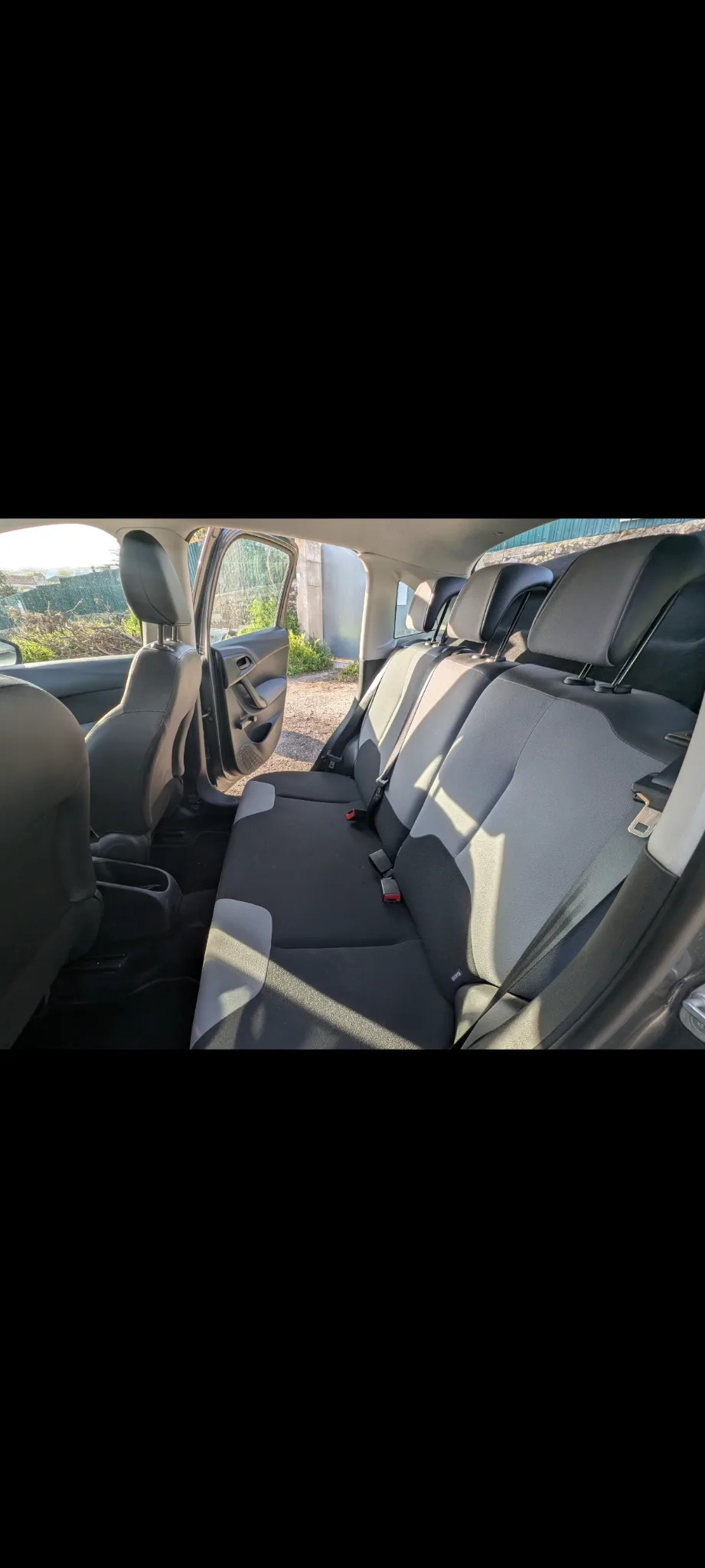 Citroën C3 2015 - rear-seats photo 4
