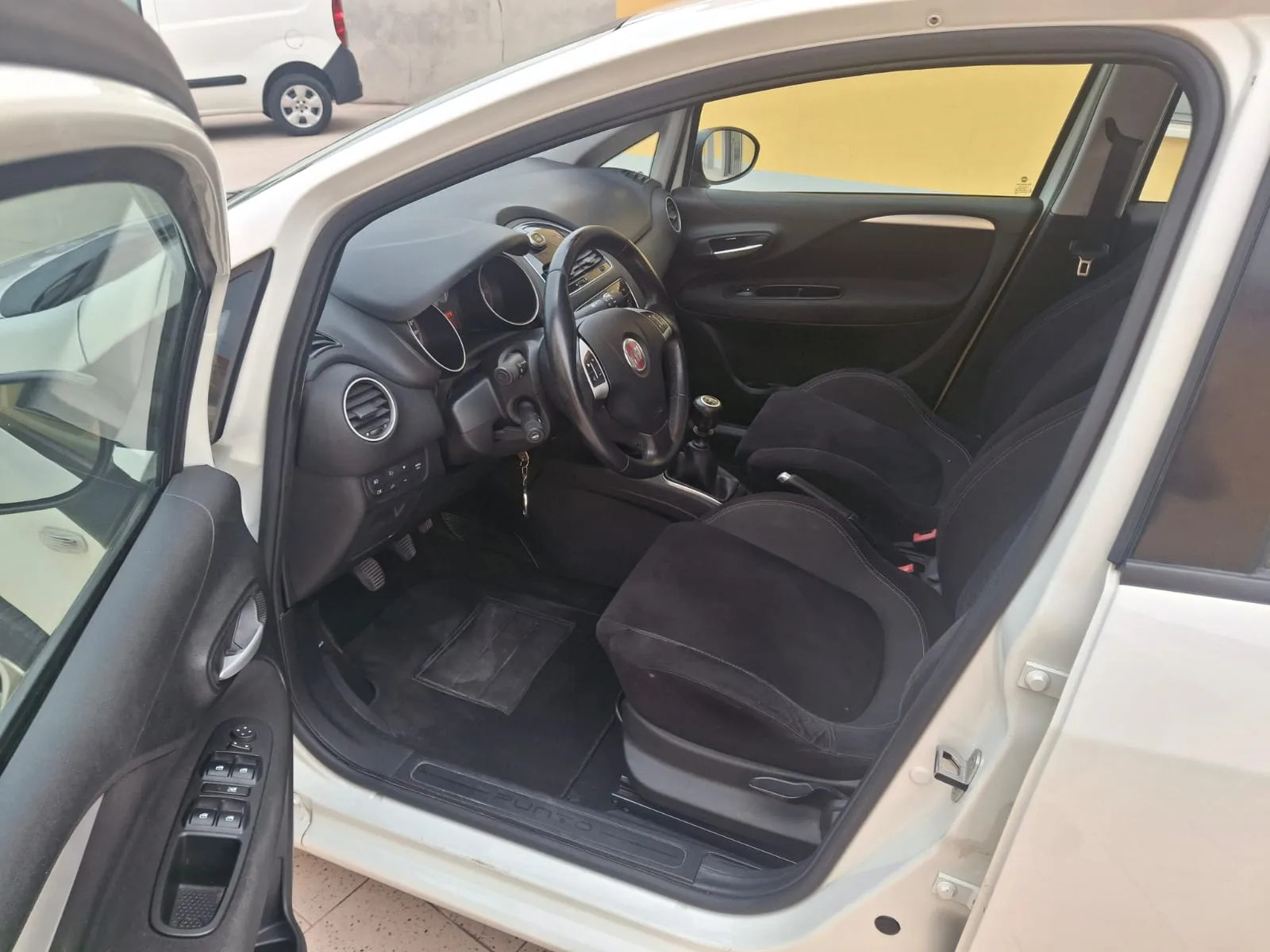 Fiat Punto 2014 - driver-seat photo 3
