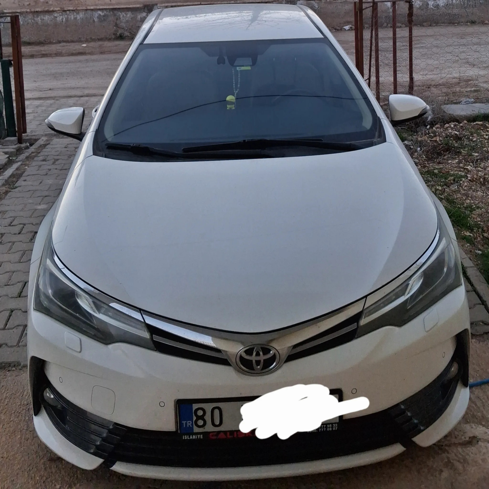 Toyota Corolla 2017 - front-right photo 2