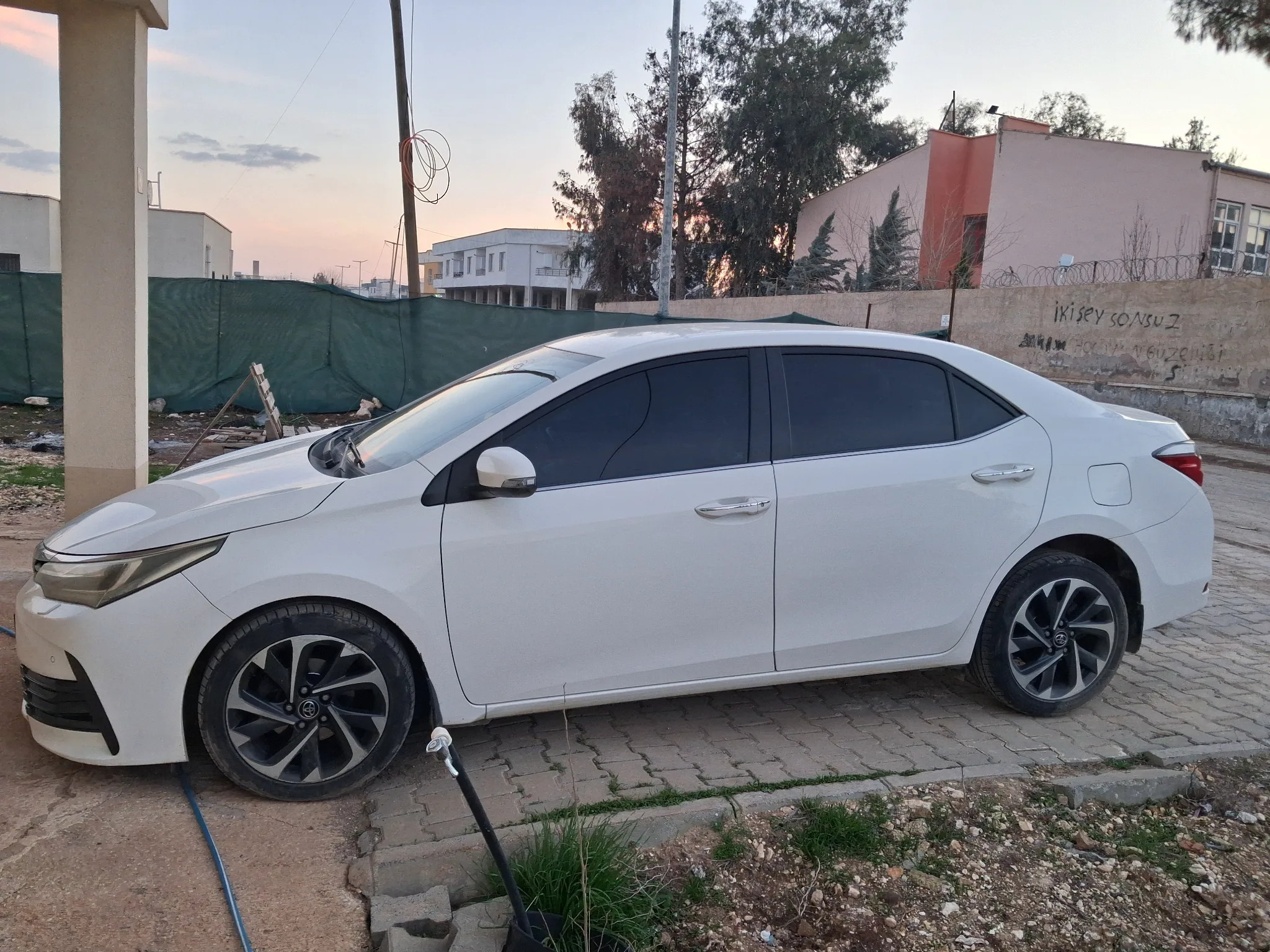 Toyota Corolla 2017 - left-side photo 1