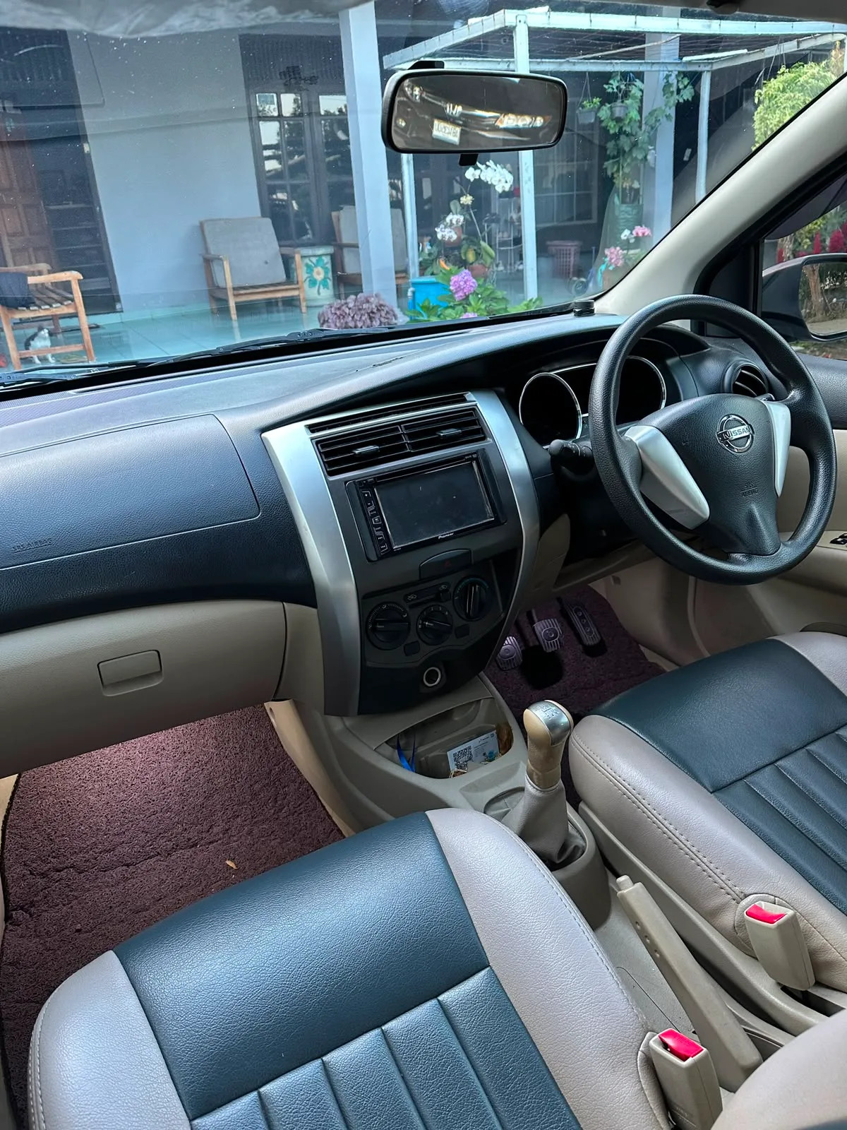 Nissan Grand Livina SV 1.5 2015 - dashboard photo 5