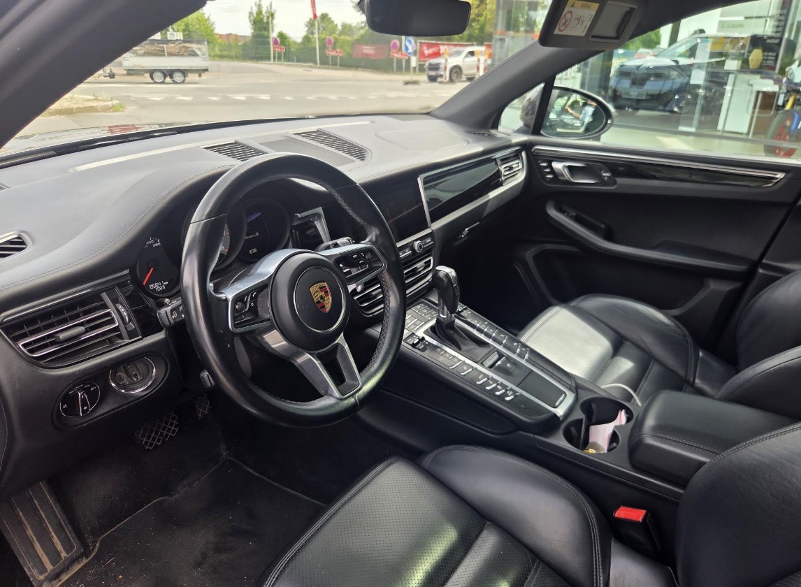 Porsche Macan 2020 - driver-seat photo 4