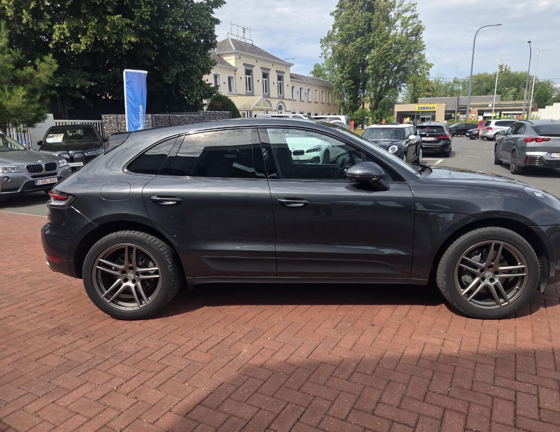 Porsche Macan 2020 - left-side photo 2