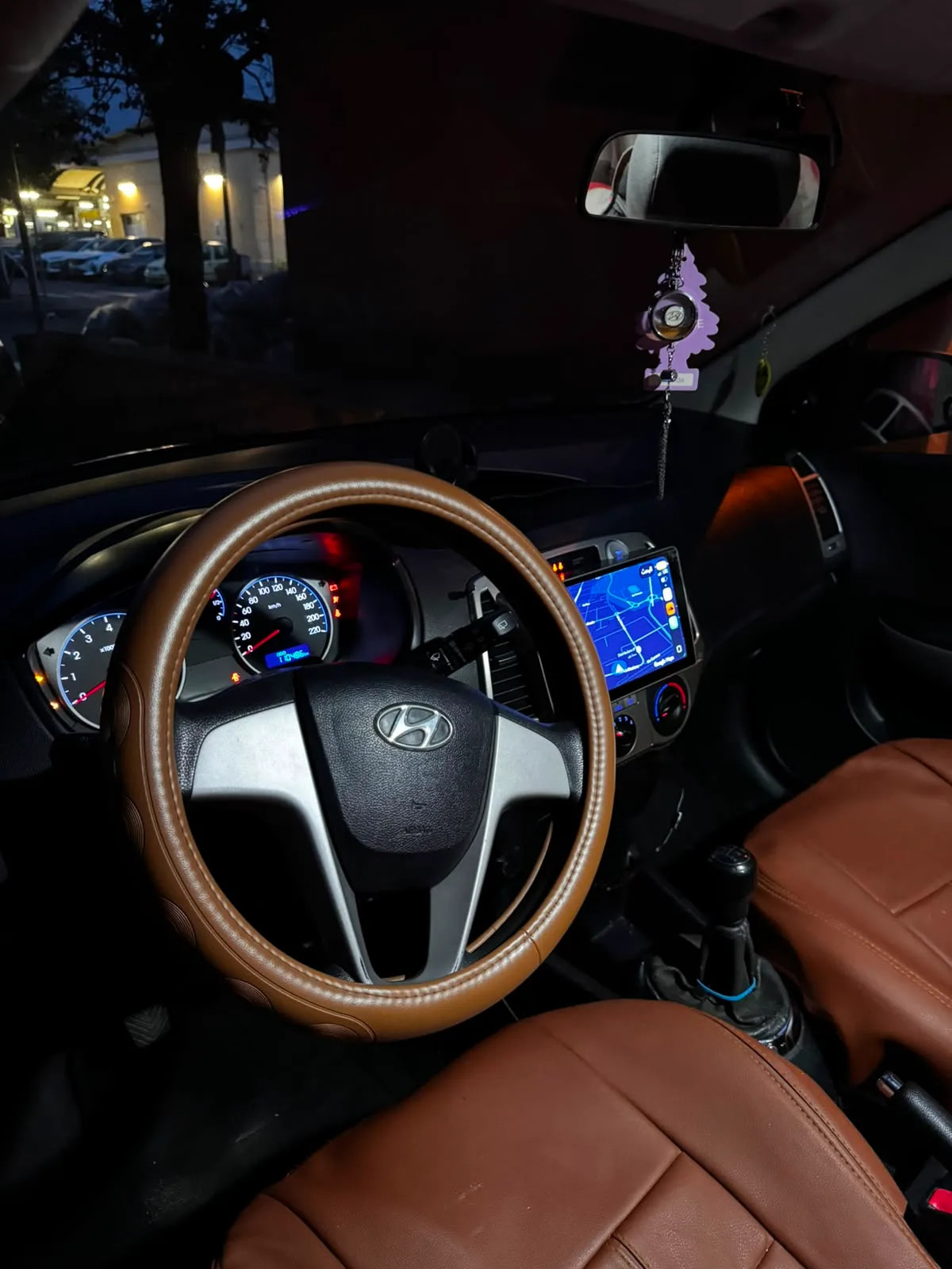 Hyundai i20 2011 - dashboard photo 4