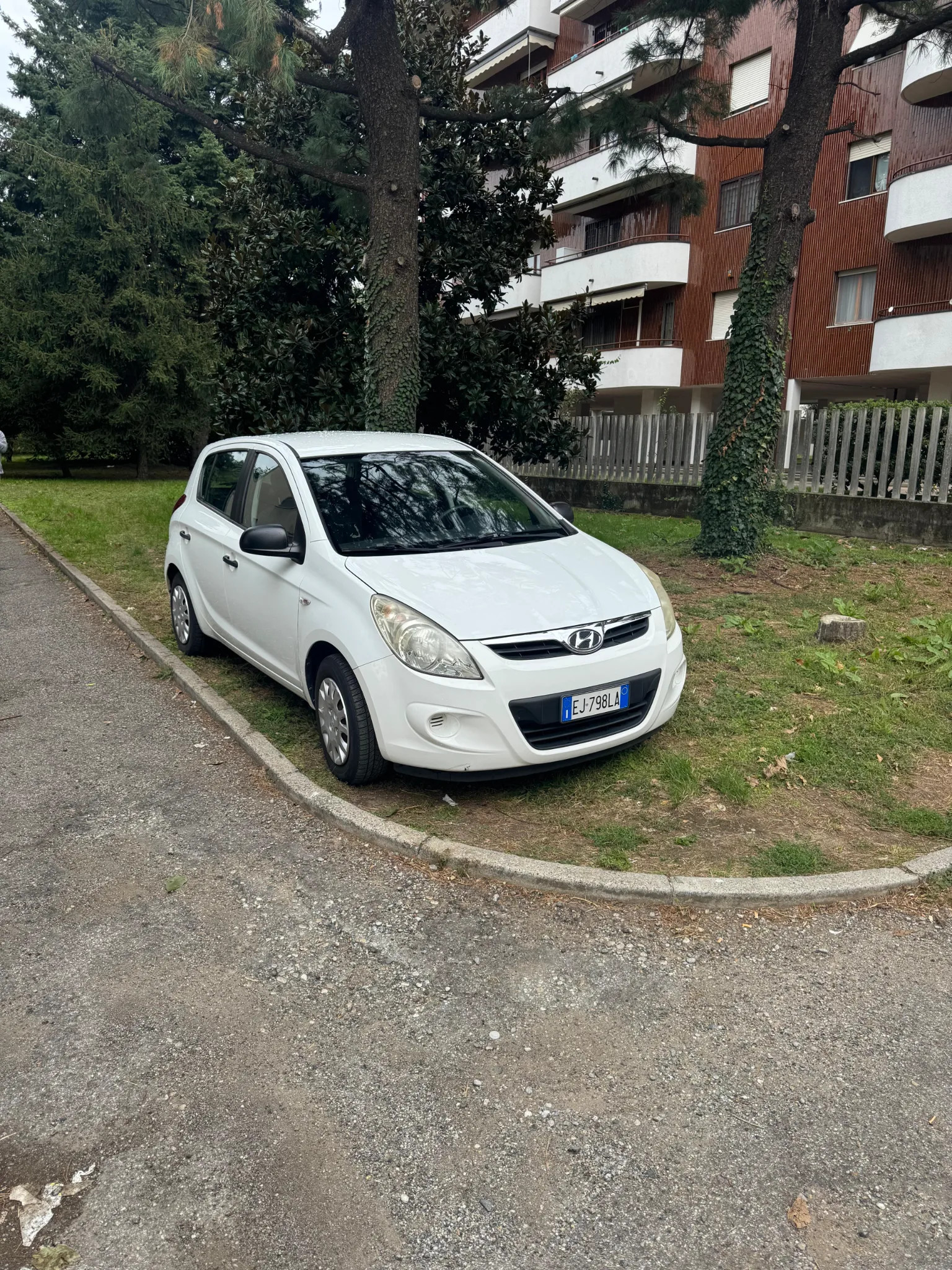 Hyundai i20 2011 - front-left photo 1