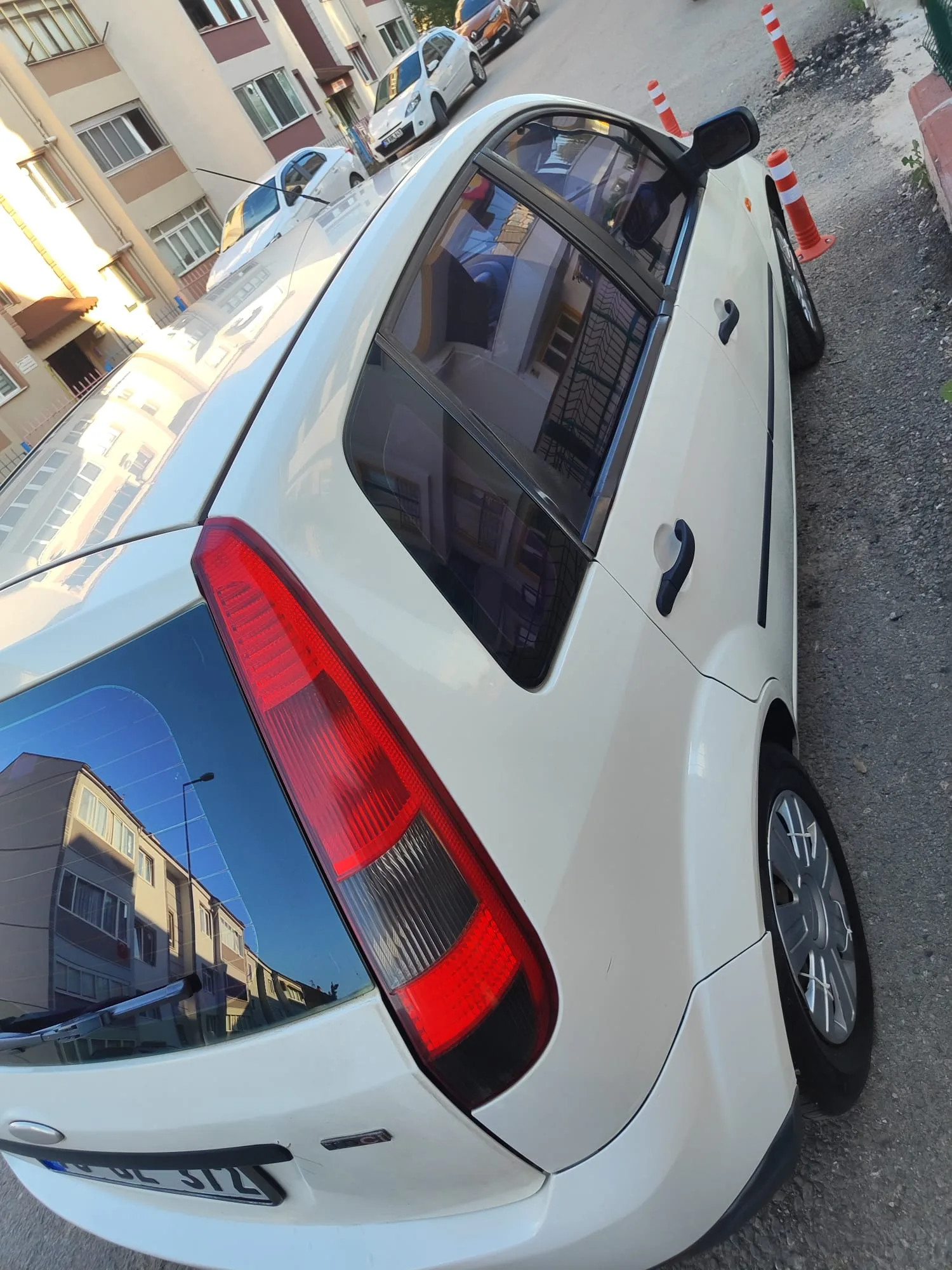 Ford Fiesta 2005 - rear-right photo 4