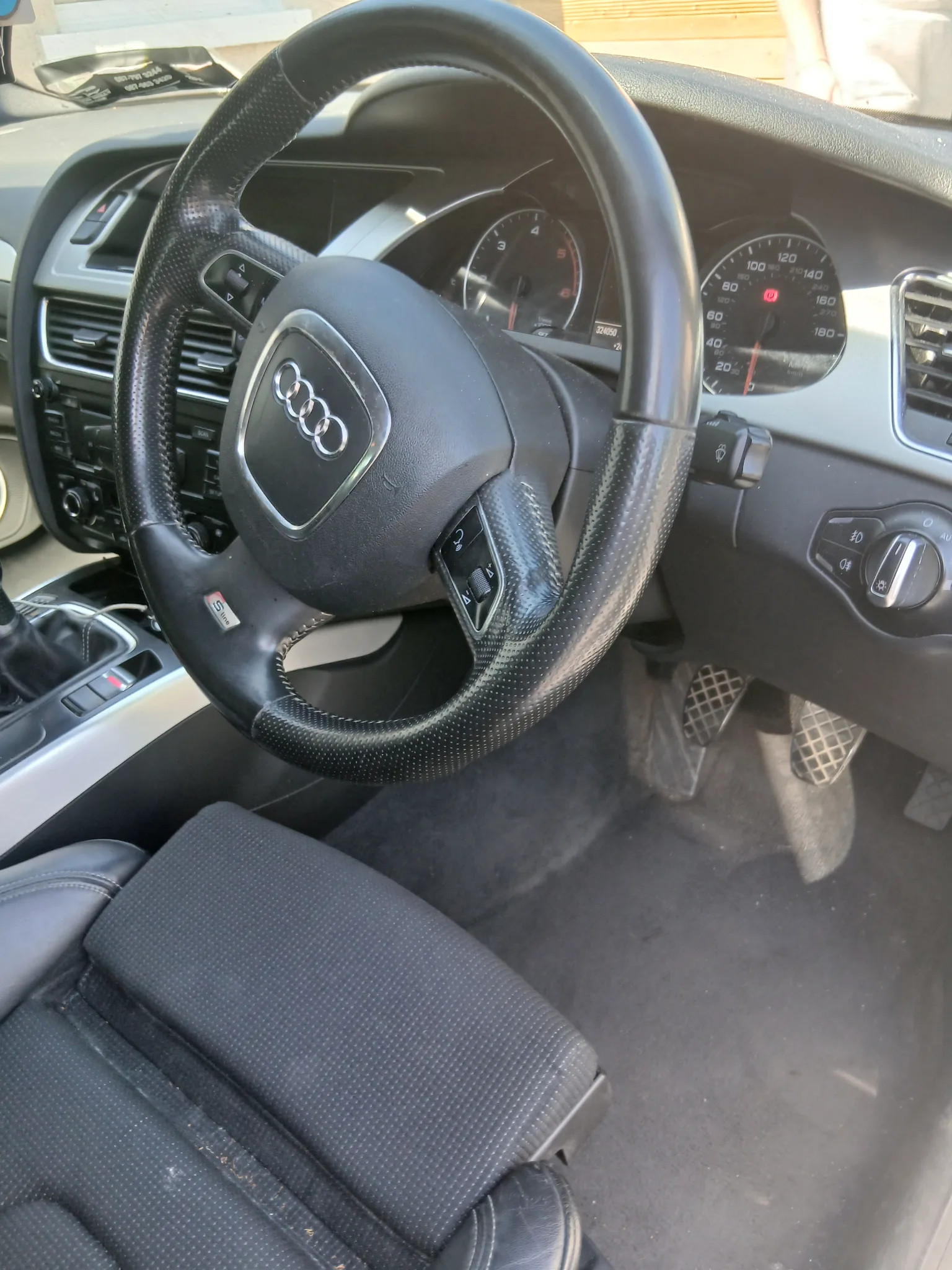 Audi A4 2011 - driver-seat photo 4