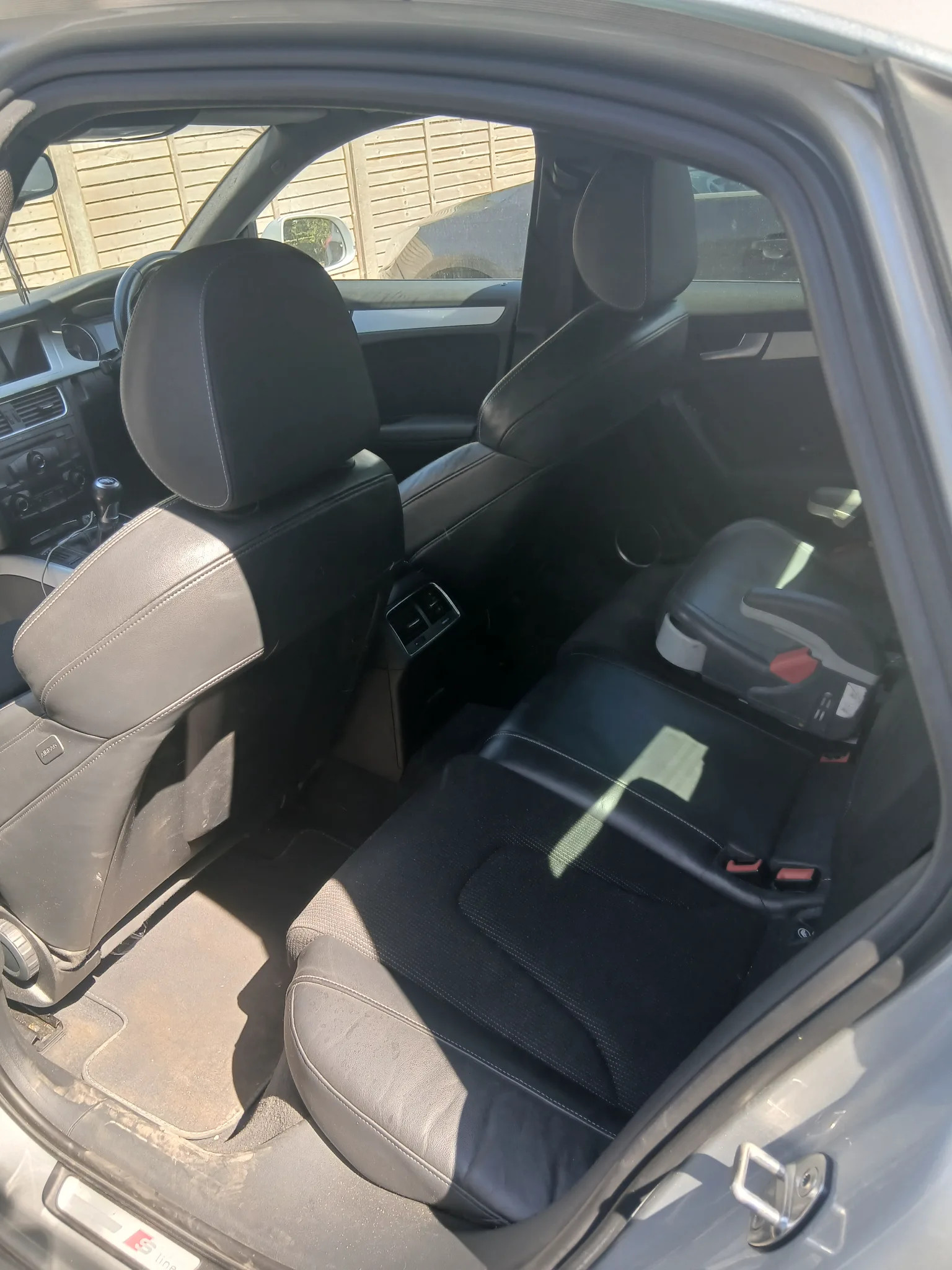 Audi A4 2011 - rear-seats photo 5