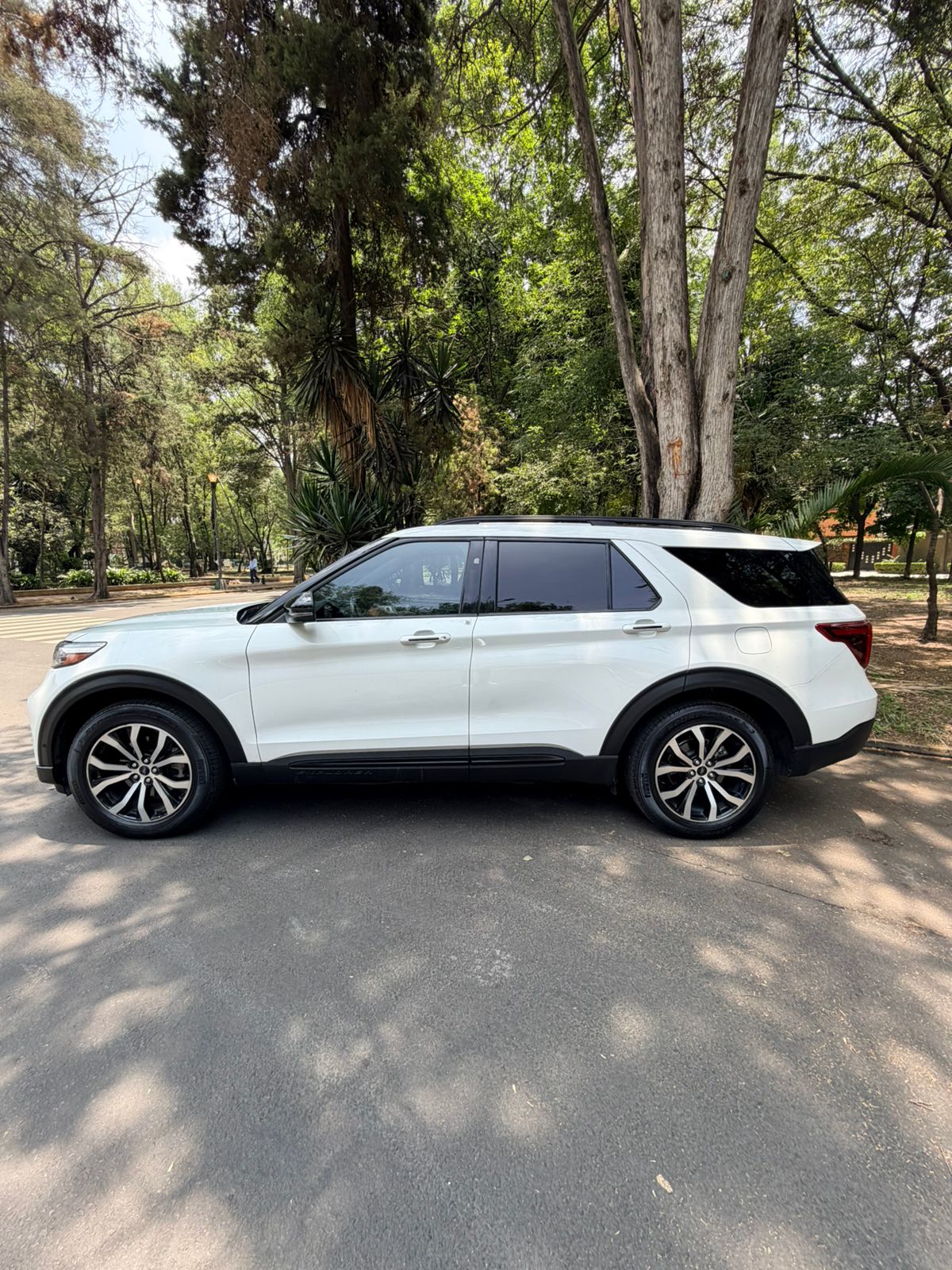 Ford Explorer 2022 - left-side photo 1