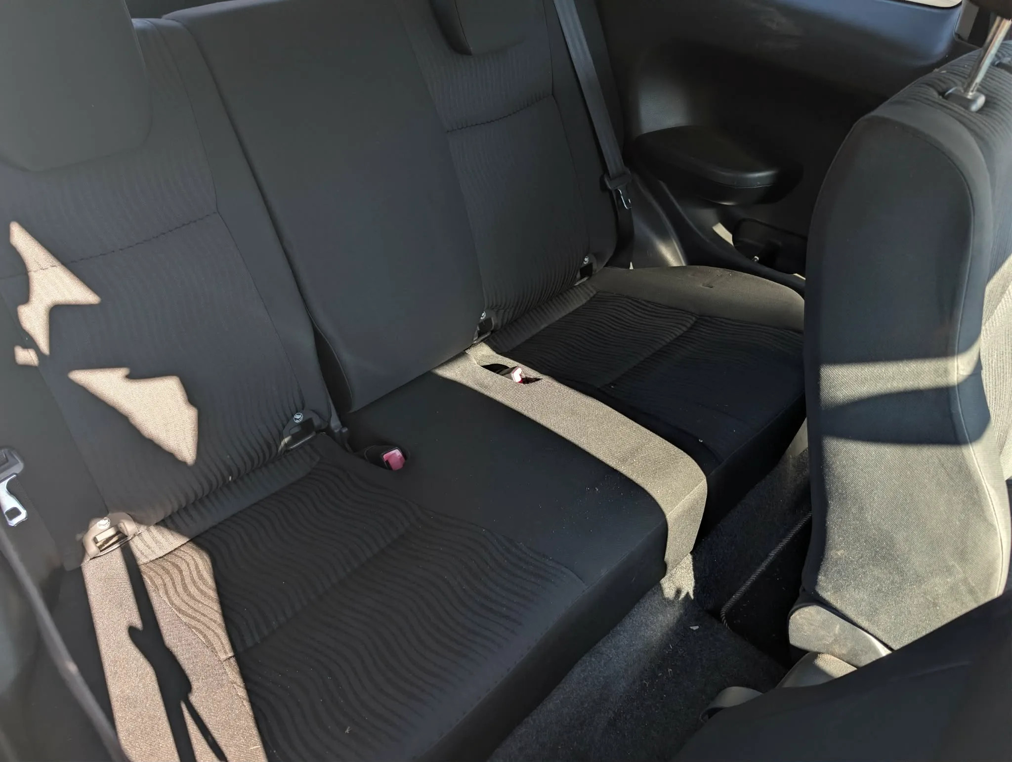 SUZUKI SWIFT 2011 - rear-seats photo 5