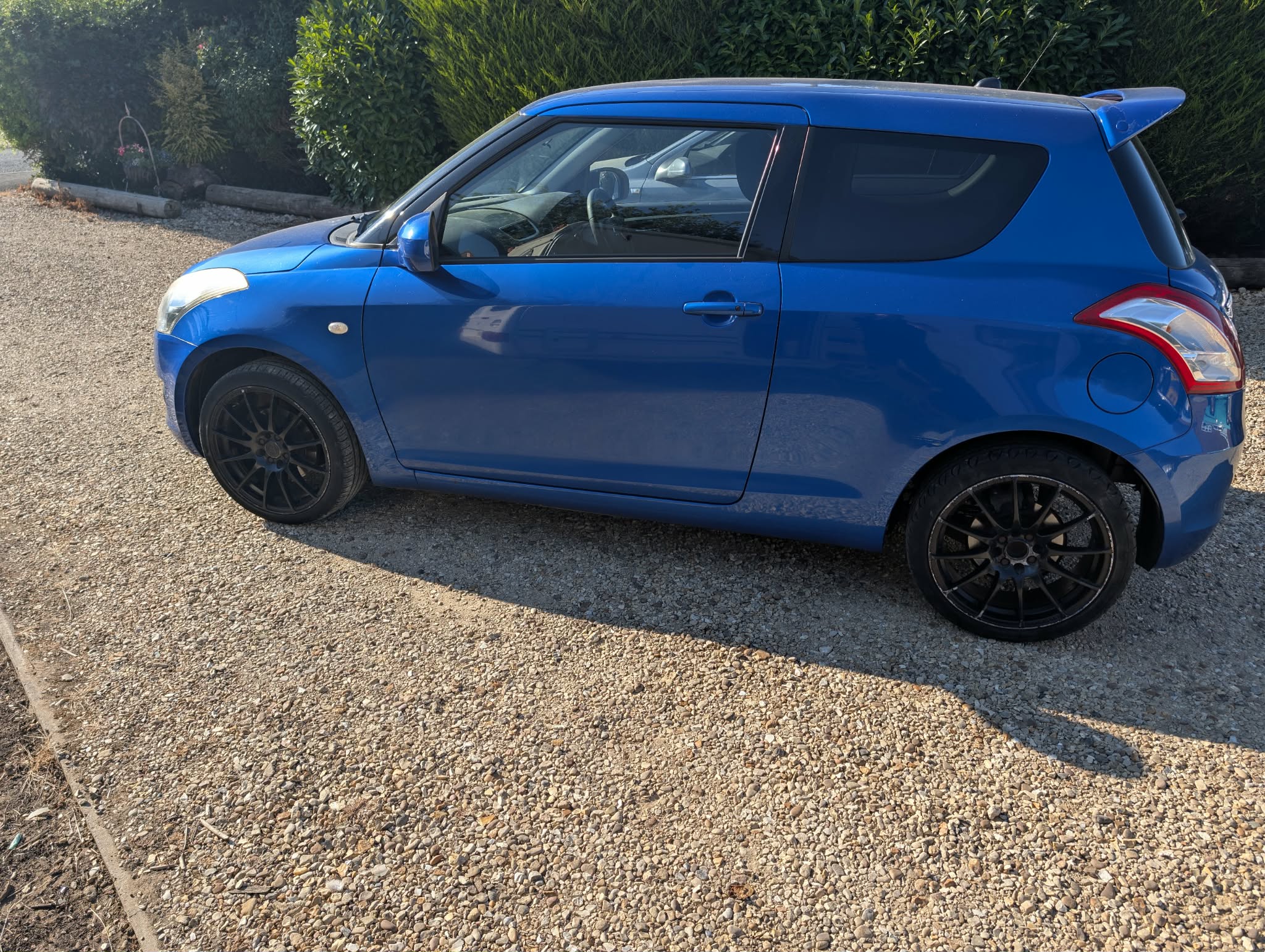 SUZUKI SWIFT 2011 - left-side photo 1