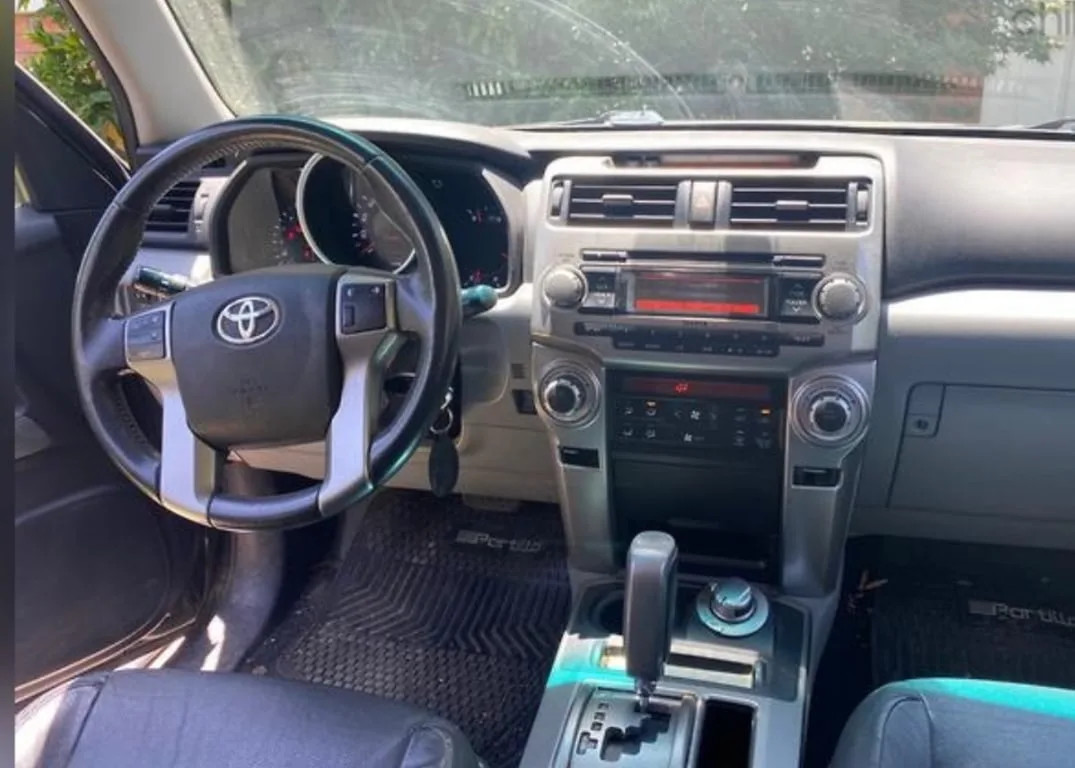 Toyota 4Runner 2011 - driver-seat photo 4