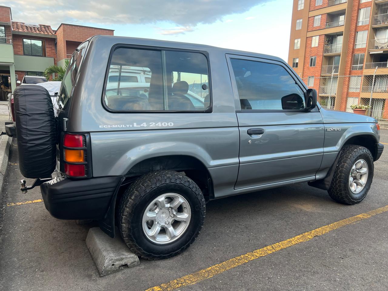 Mitsubishi MONTERO 2002 - rear-right photo 4
