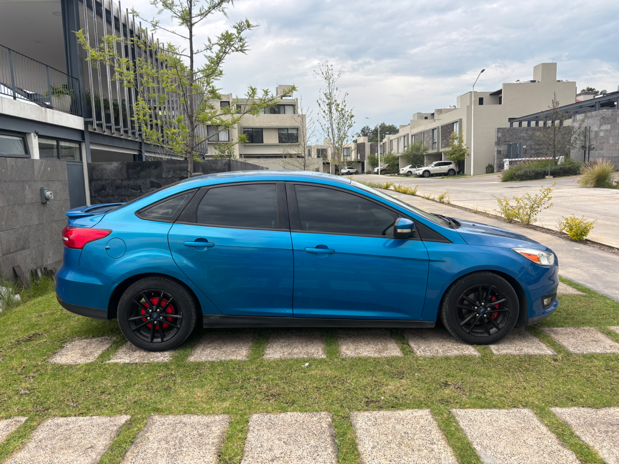 Ford Focus 2015 - right-side photo 1