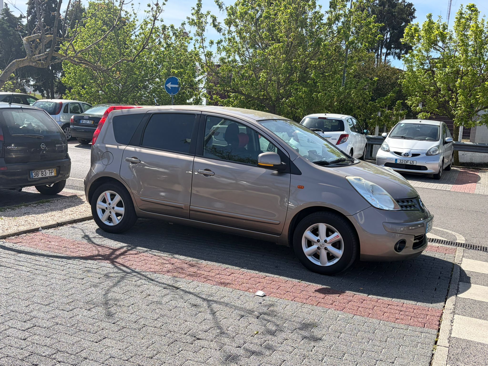Nissan Note 2008 - front-right photo 5