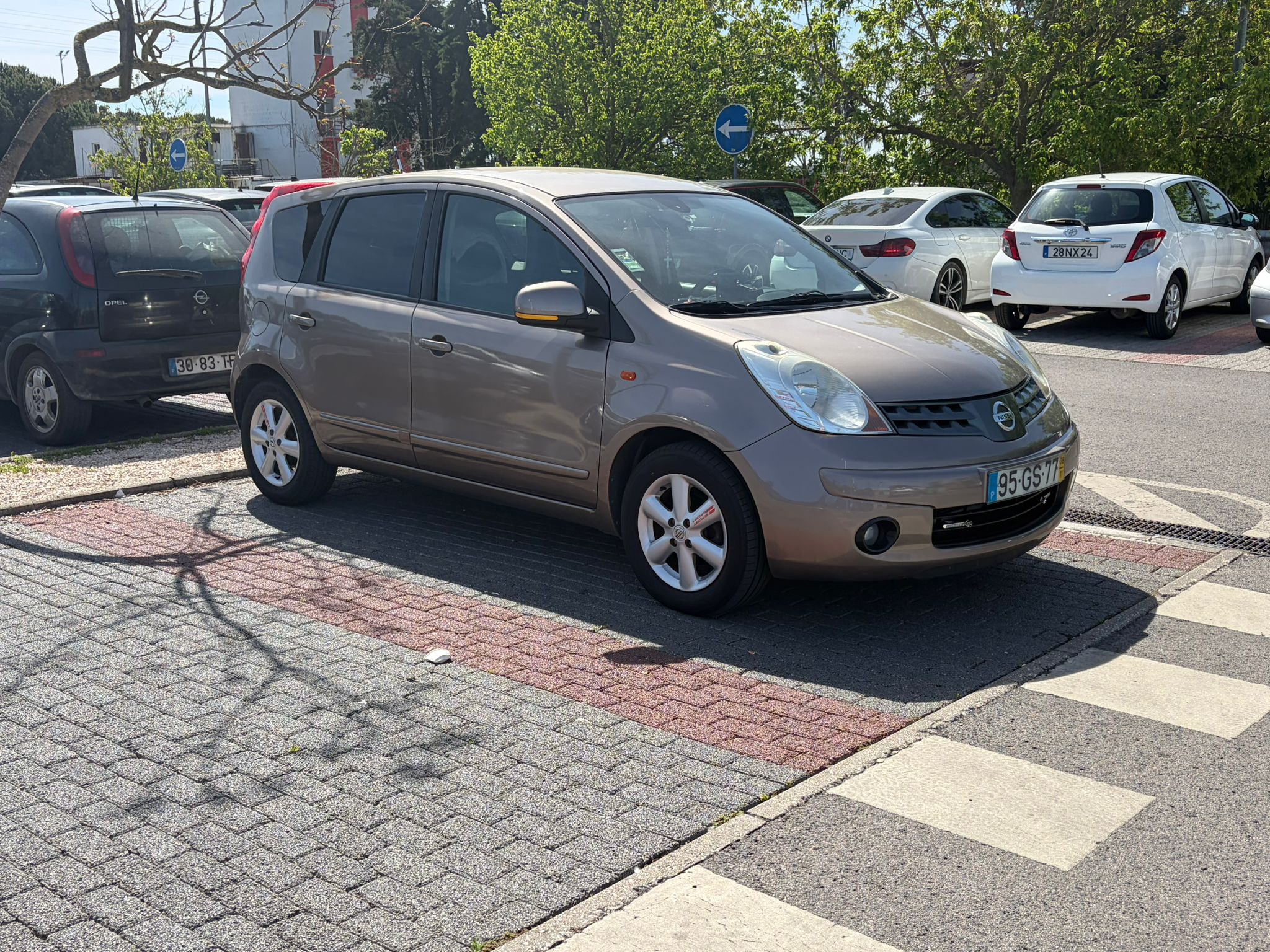 Nissan Note 2008 - front-left photo 4