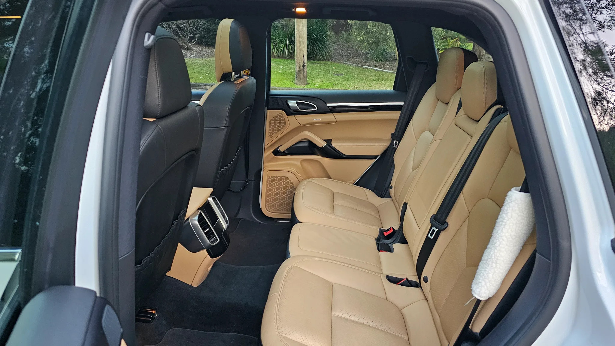 Porsche Cayenne 2016 - rear-seats photo 4