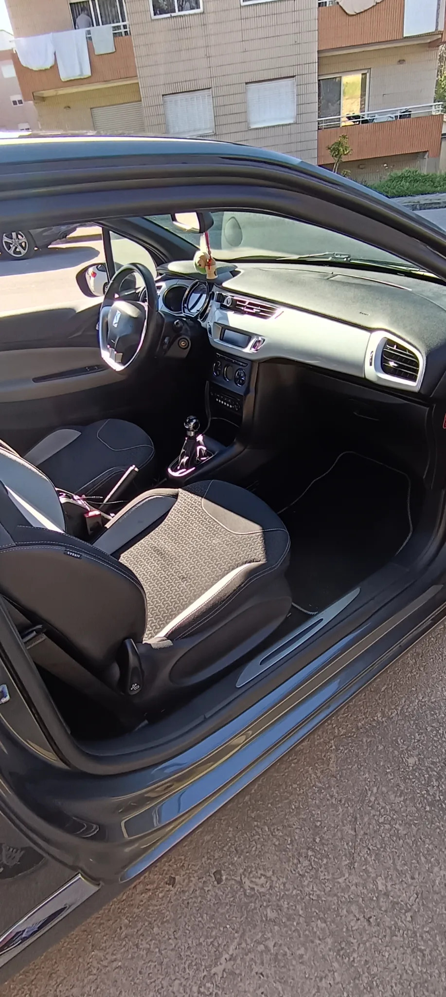 Citroën DS3 2013 - driver-seat photo 4