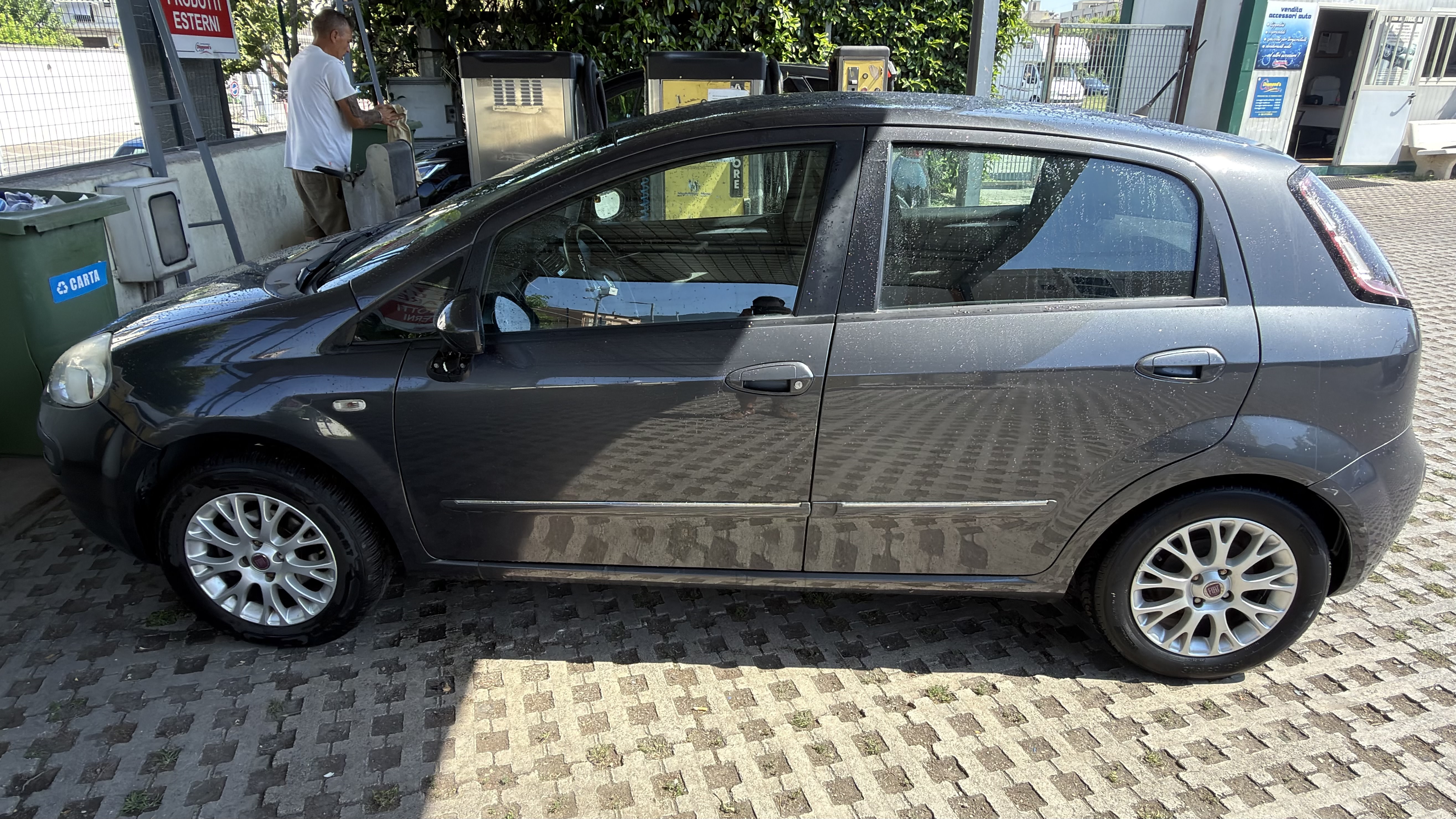 Fiat Punto 2010 - left-side photo 1