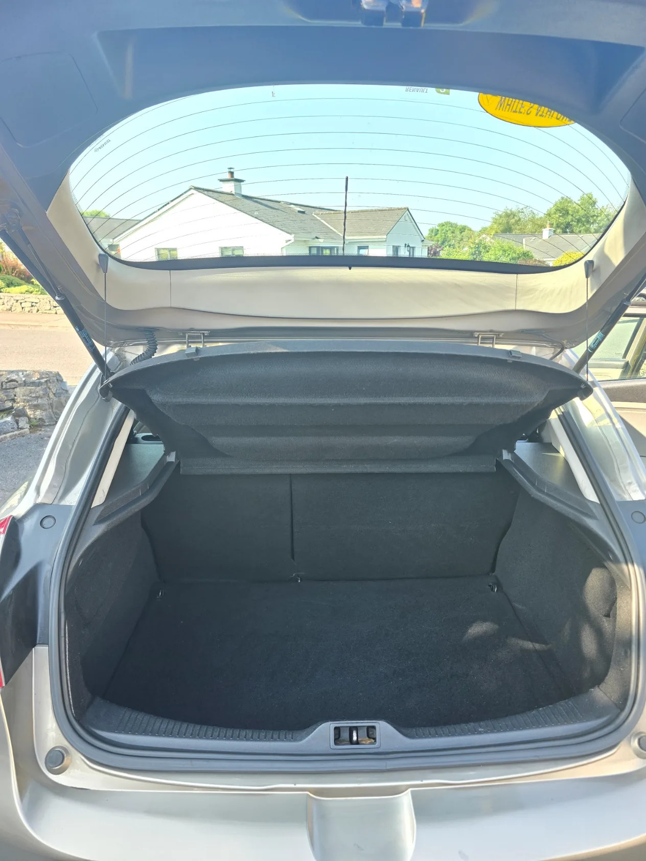Renault Megane 2009 - boot photo 2