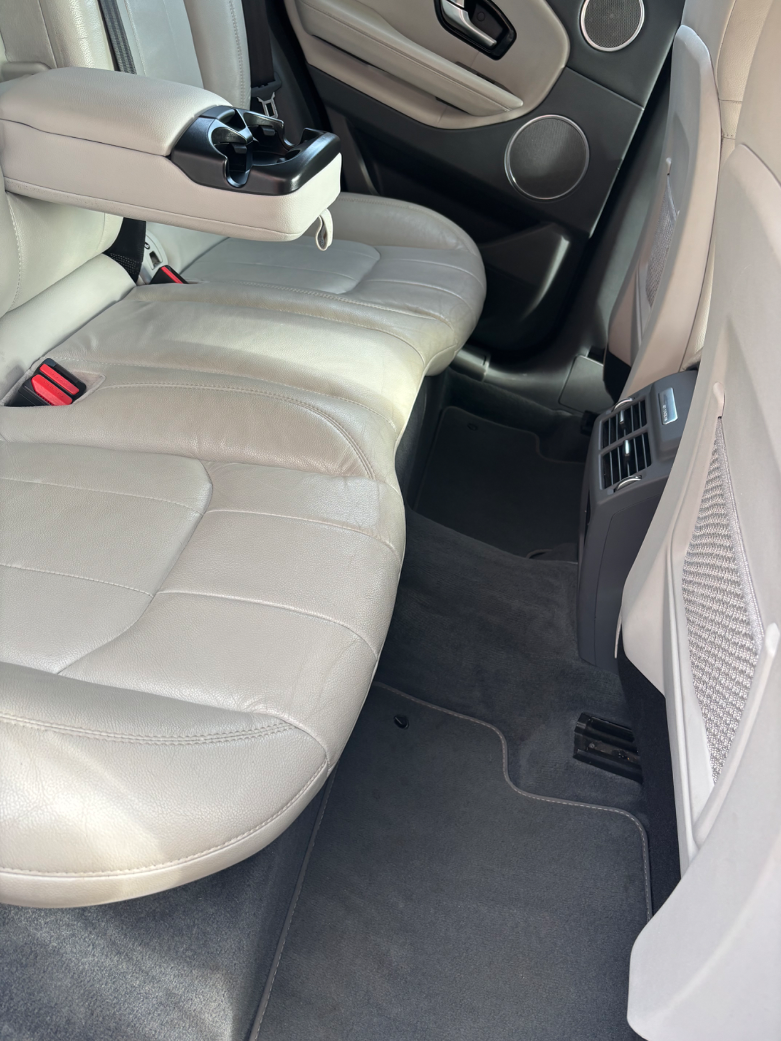 LAND ROVER RANGE ROVER EVOQUE 2016 - rear-seats photo 5