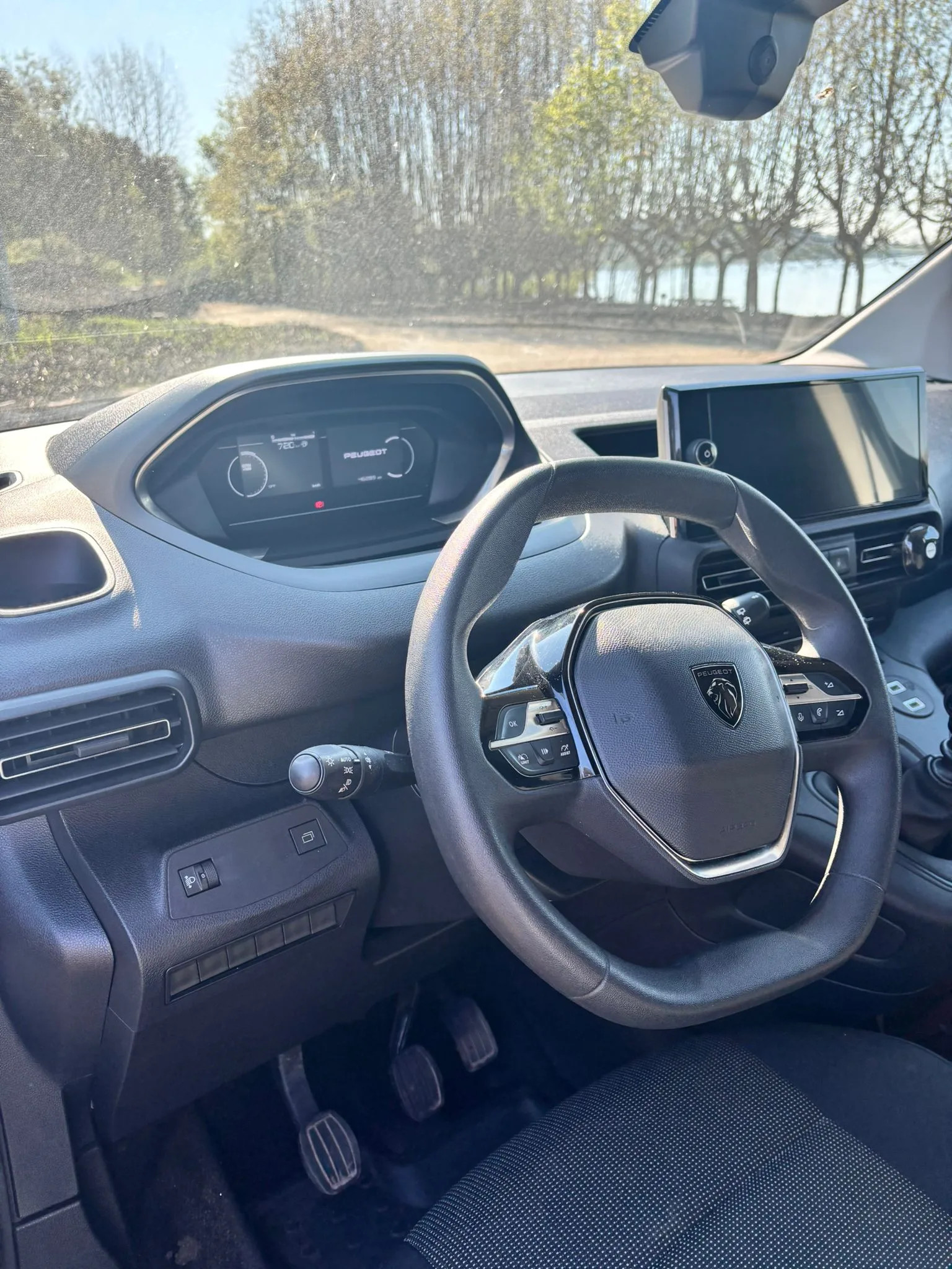 Peugeot Partner 2024 - driver-seat photo 8